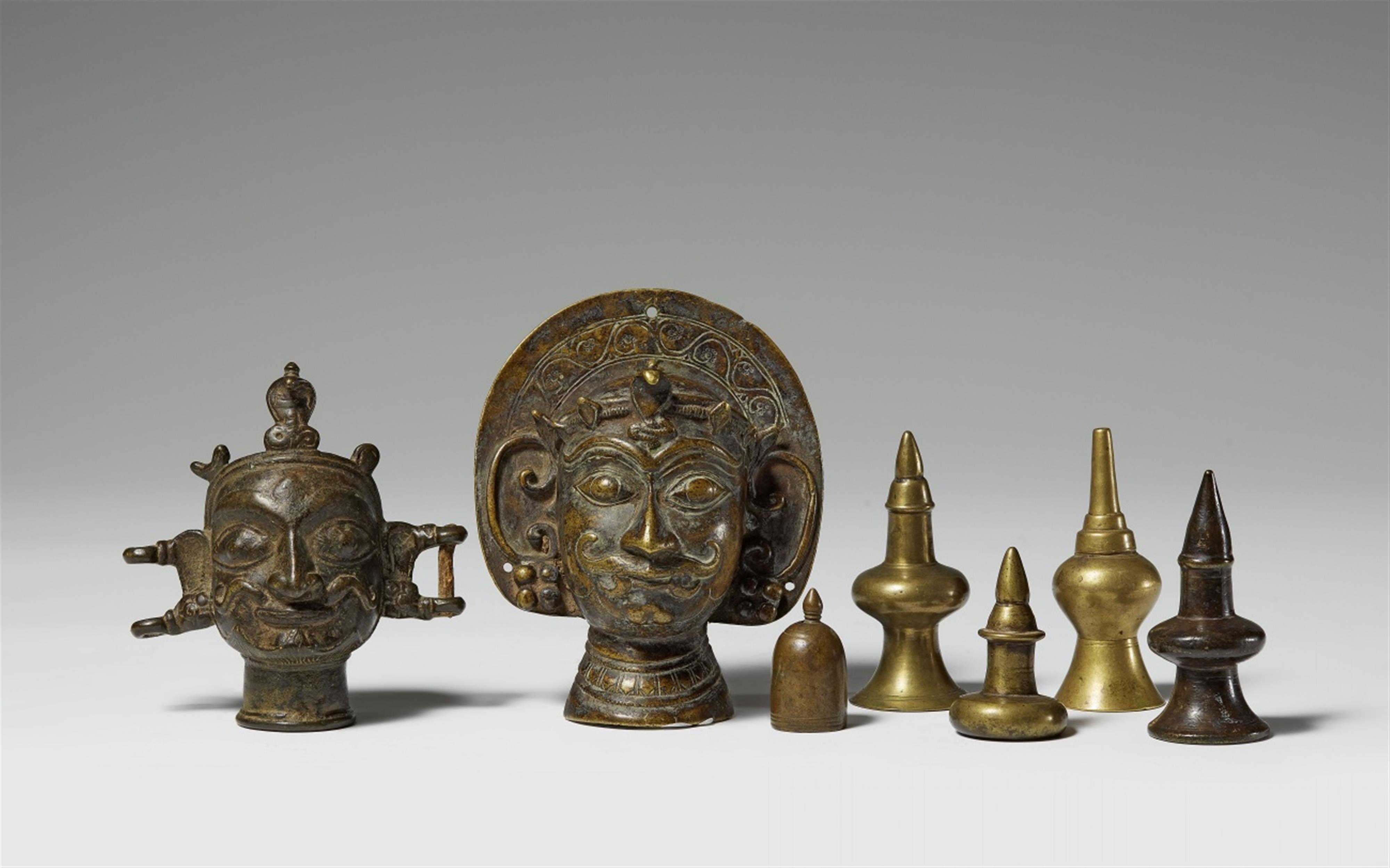 Two Maharashtra copper alloy masks and five brass finials (rati) used for a Yellamma basket. 19th century - image-1