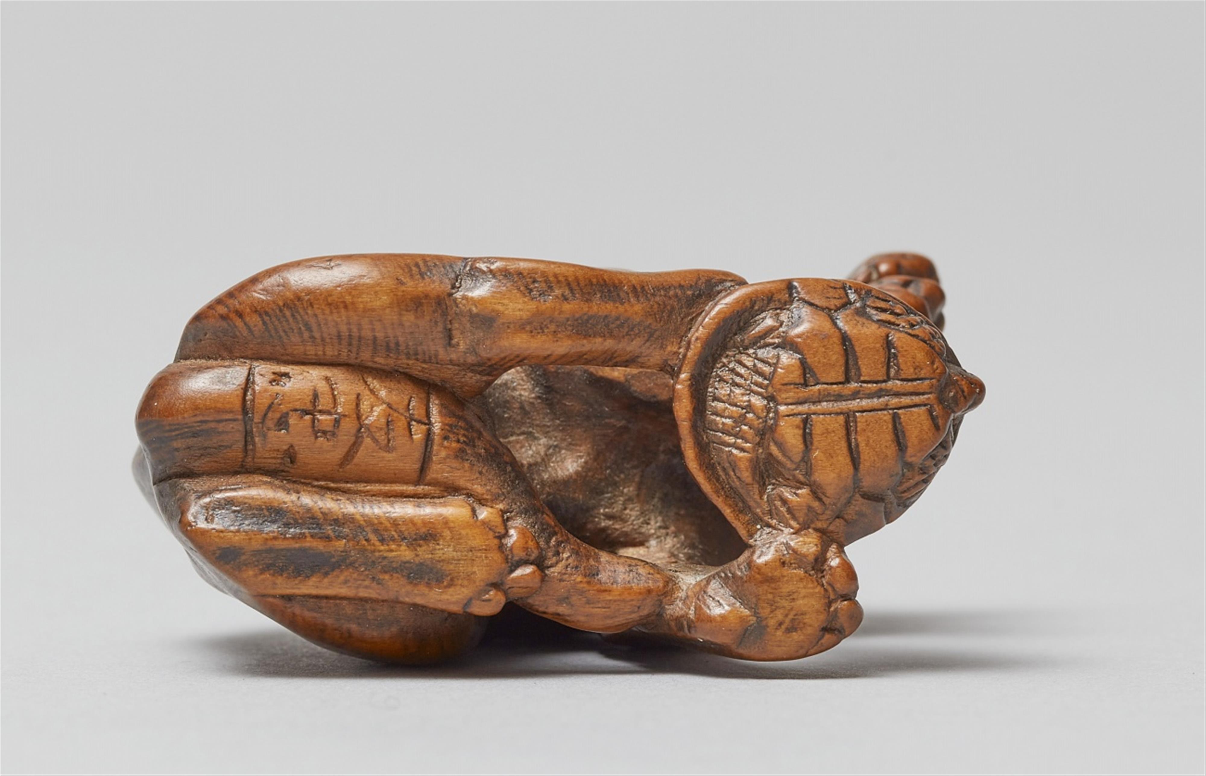 A large boxwood netsuke of a hungry wolf. Early 19th century - image-5