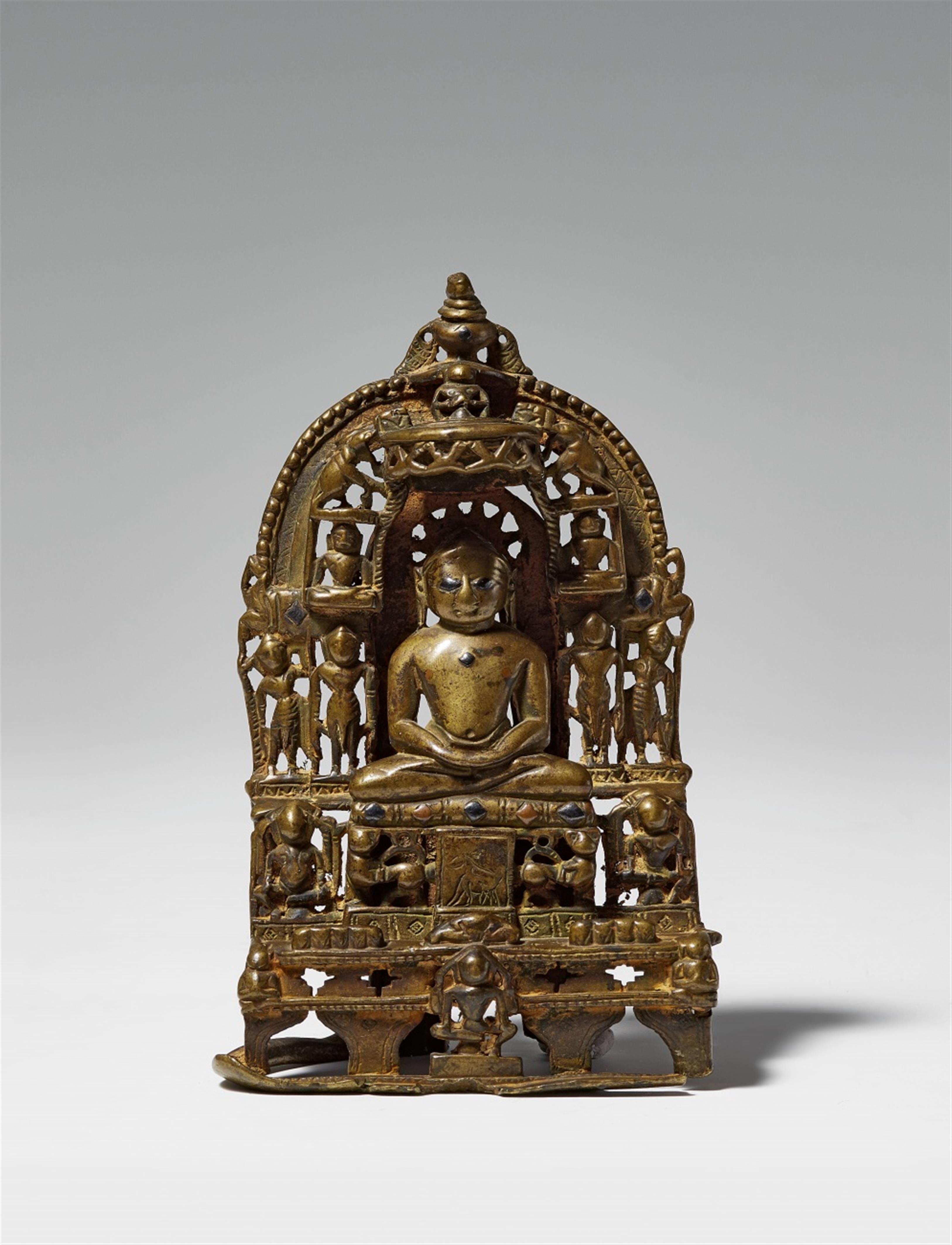 Jain-Altar eines tirthankara. Gelbguss mit Einlagen aus Silber und Kupfer. Gujarat/Rajasthan. 16. Jh. - image-1