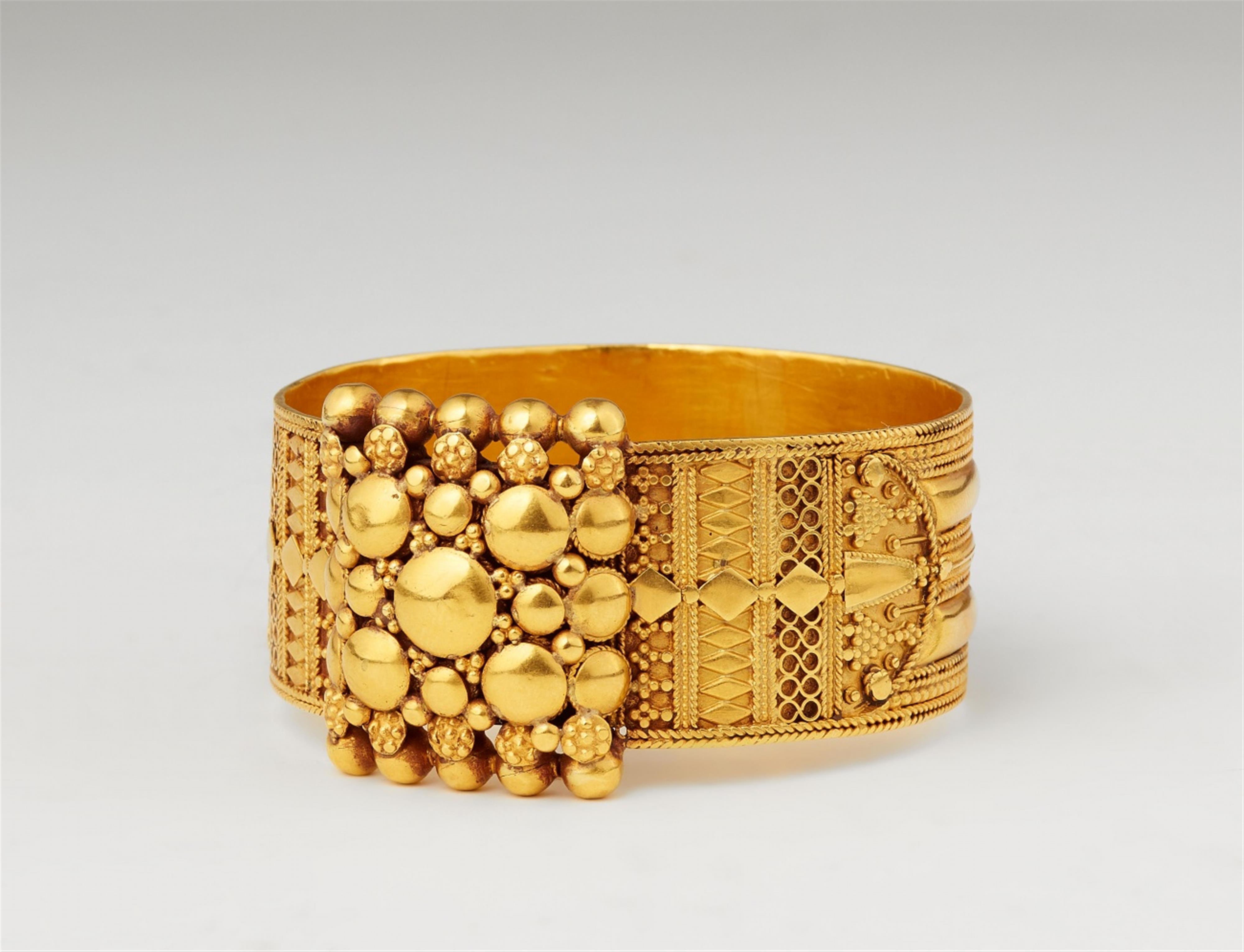 A solid gold bracelet (kara). Southern India, Karnataka. 20th century - image-1