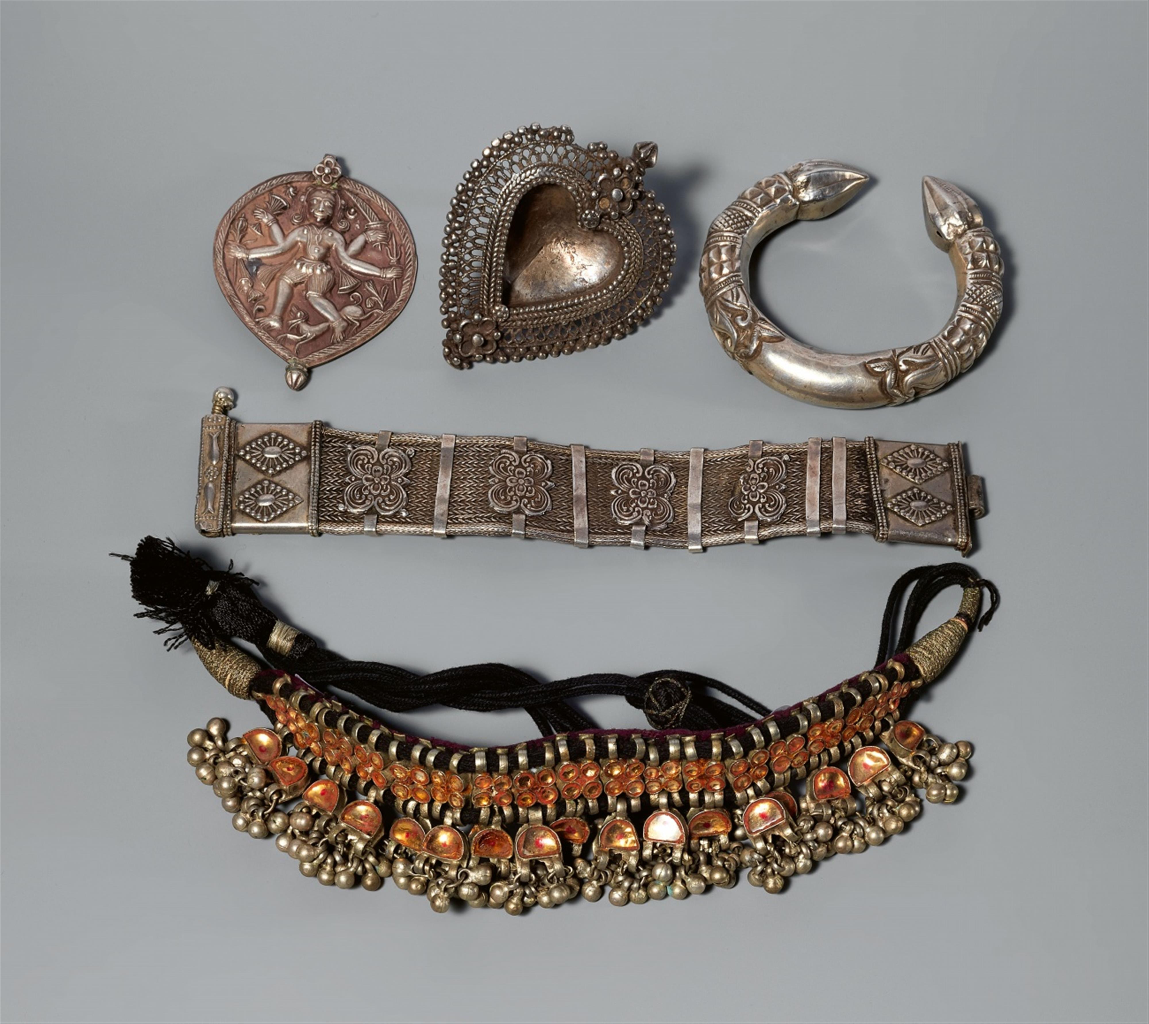 Five Indian silver jewellery pieces. 19th/20th century - image-1