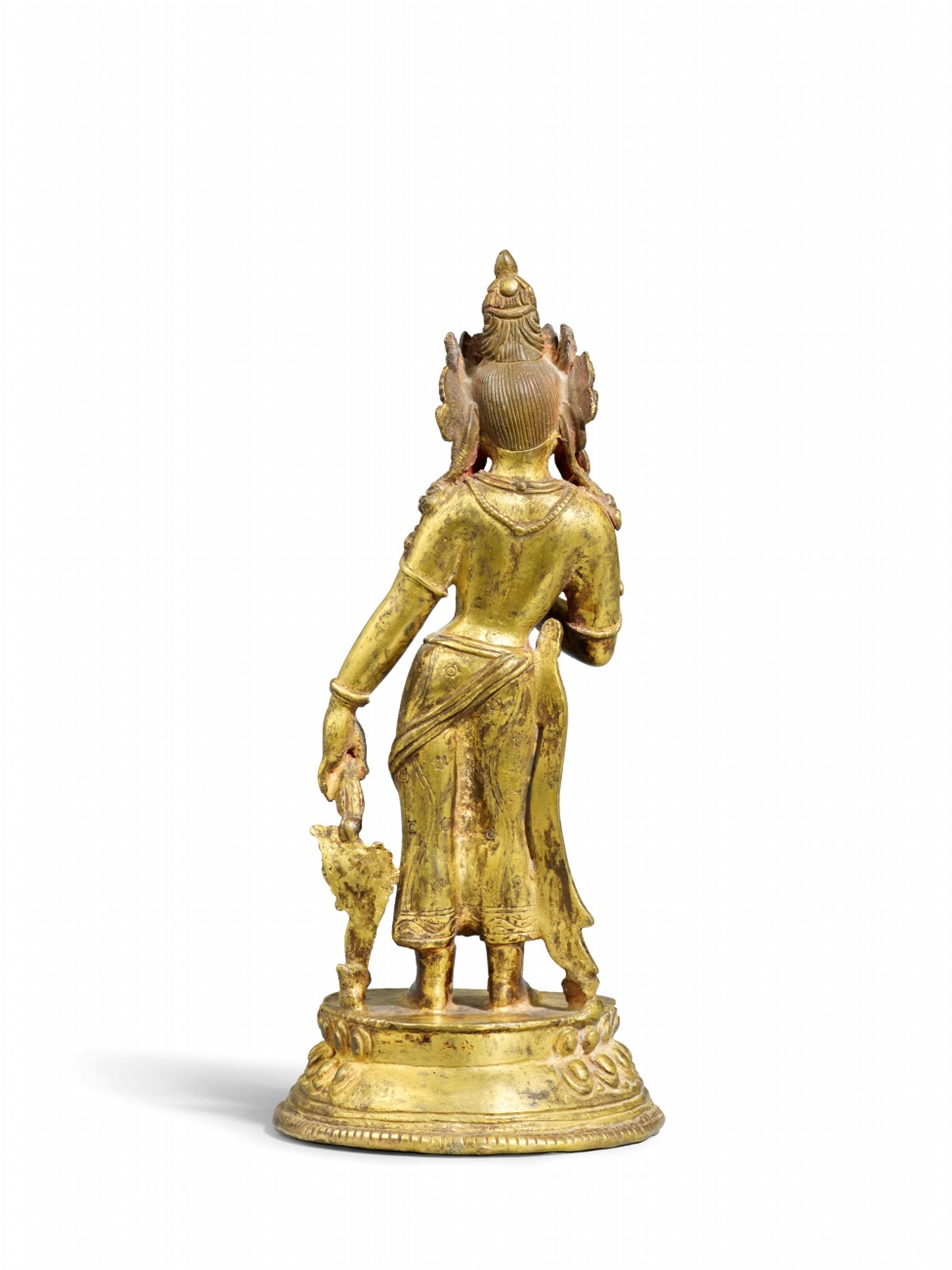 Anmutige Figur der Tara. Feuervergoldete Bronze. Nepal. 15. Jh. - image-2