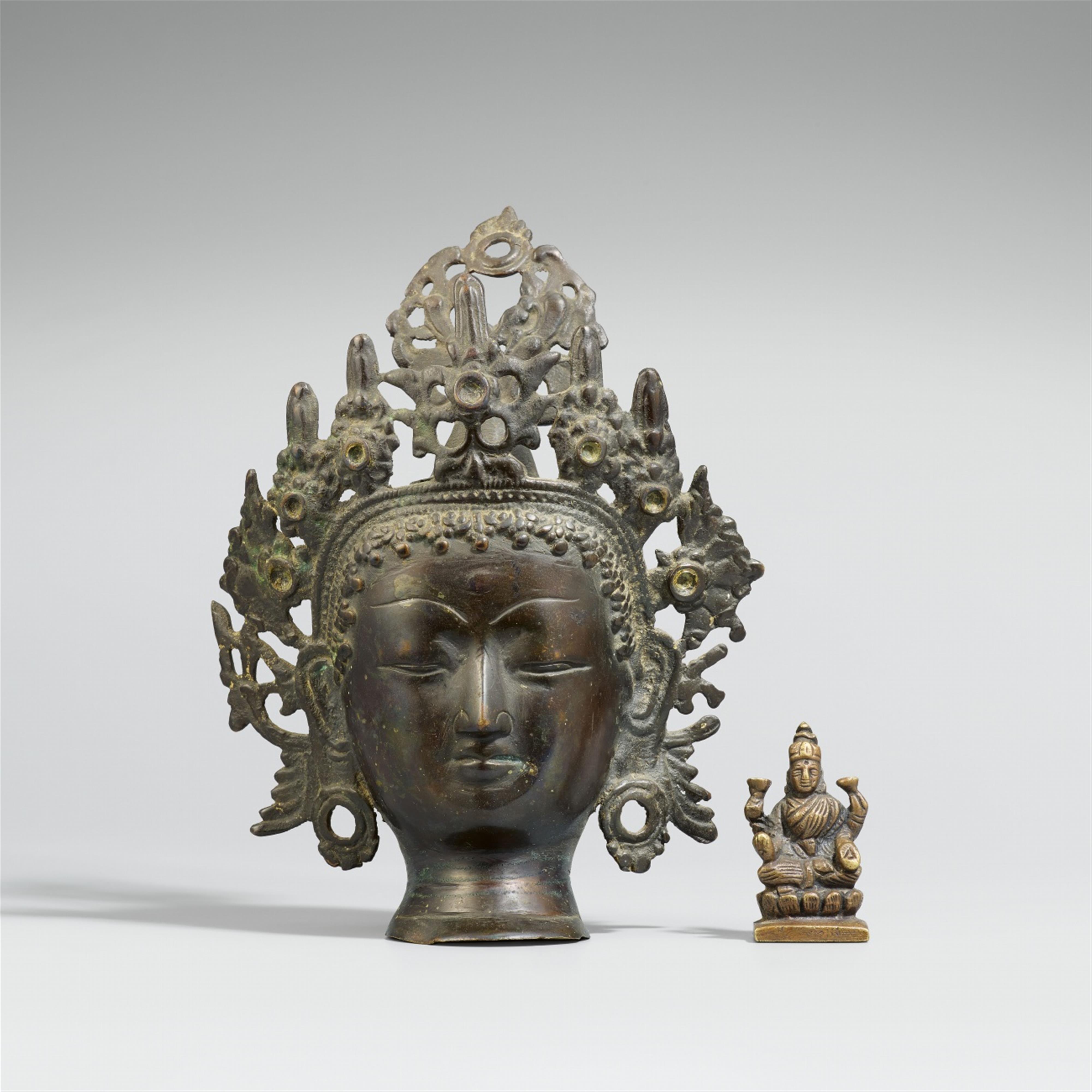 Kopf einer Gottheit und eine Miniaturfigur. Bronze. Tibet - image-1