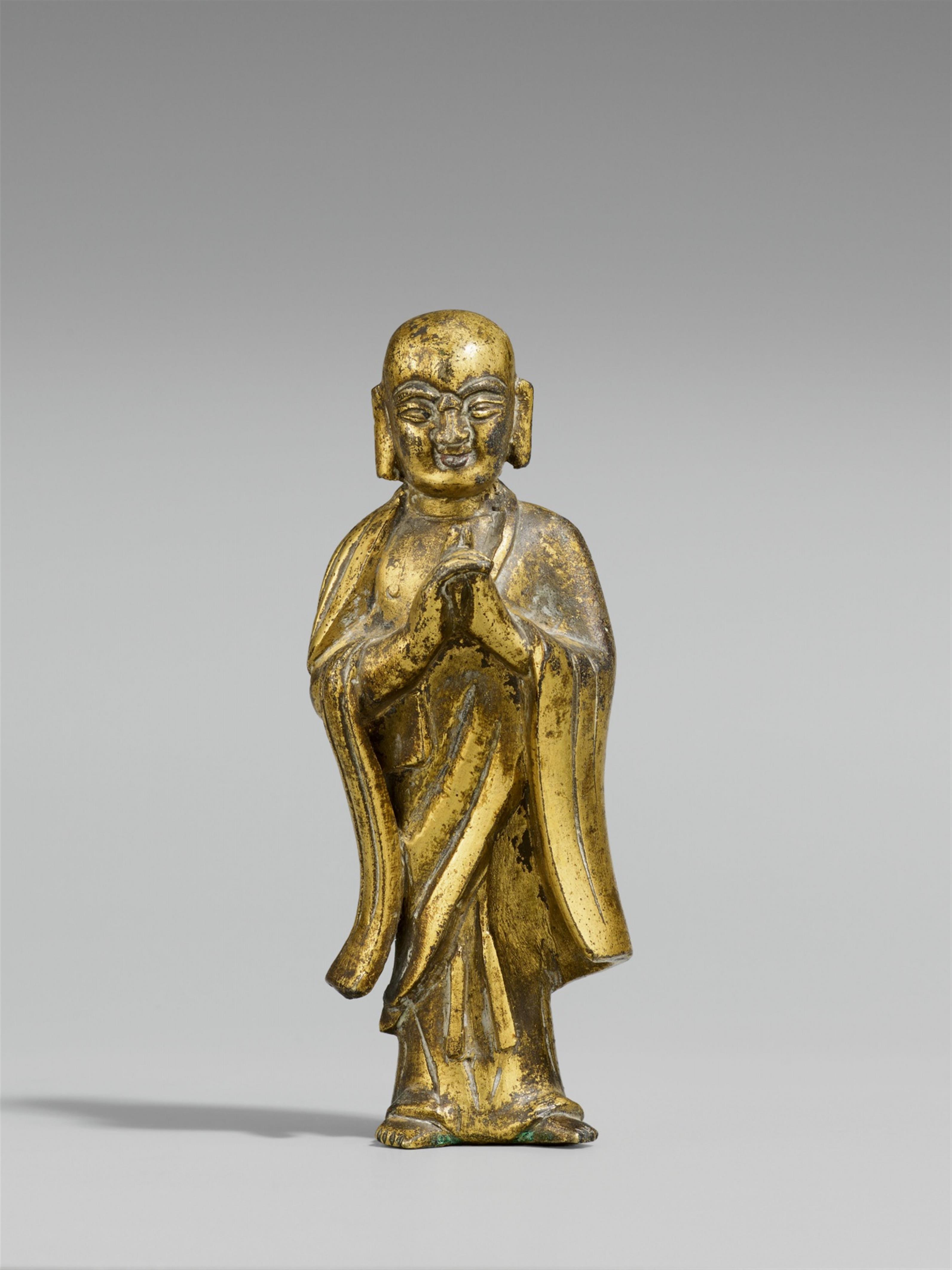Kleine Figur des luohan Ananda. Feuervergoldete Bronze. 17./18. Jh. - image-1