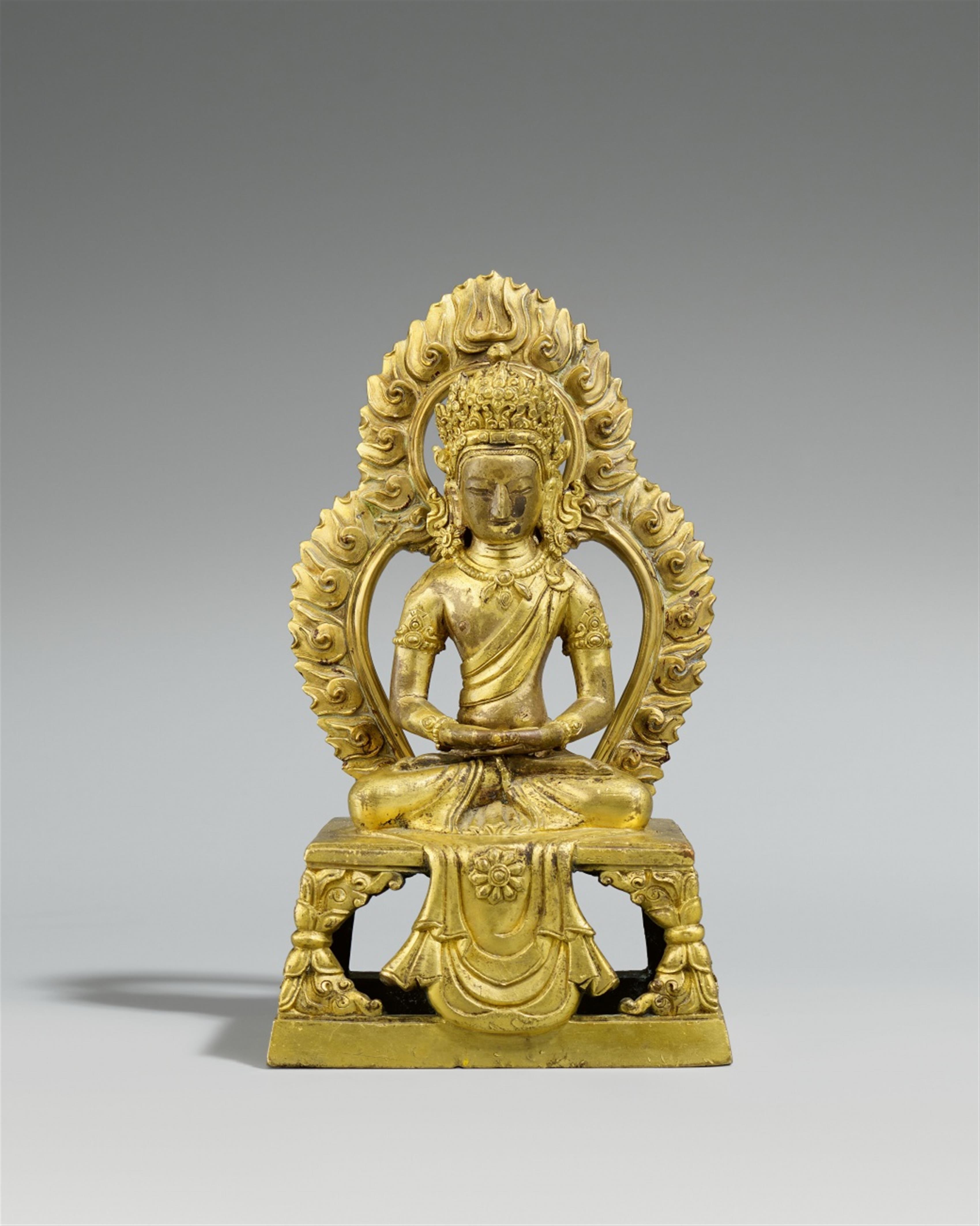 Buddha Amitayus. Bronze, feuervergoldet. Qianlong-Periode, ca. 1760 - image-1