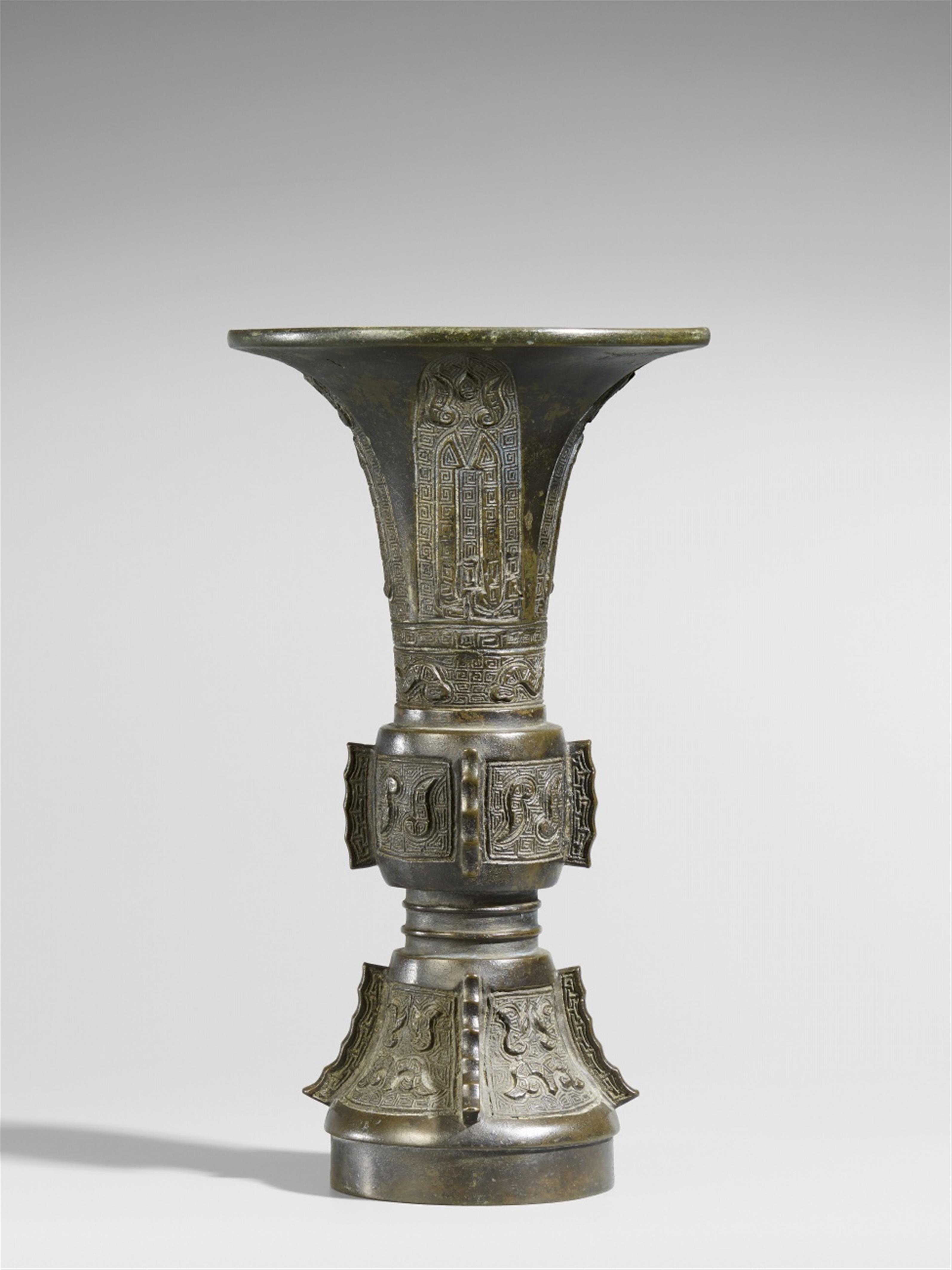 A bronze vase. Qing dynasty or possibly Japan, 19th century - image-1