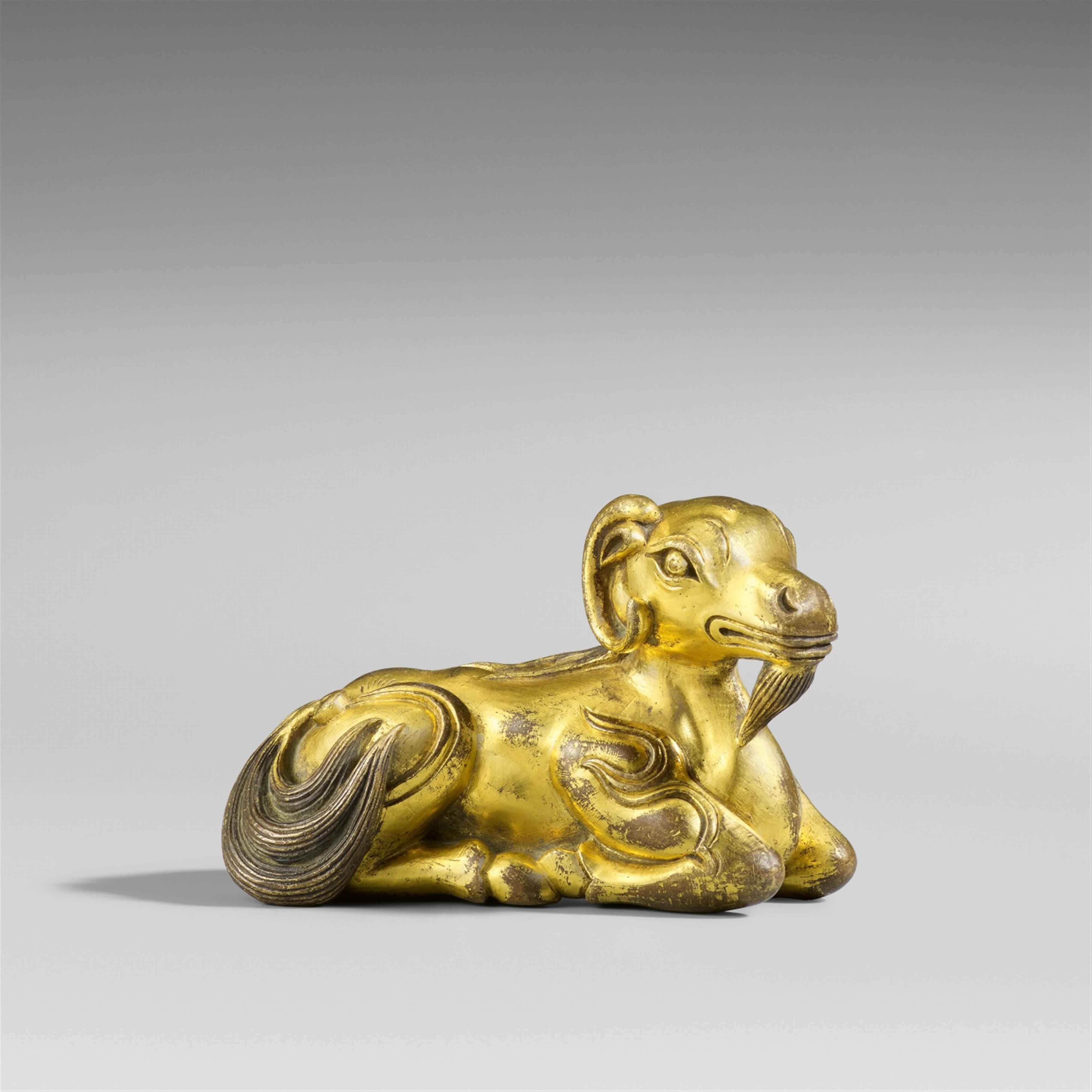 Papiergewicht in Form eines liegenden Fabeltiers. Feuervergoldete Bronze - image-1