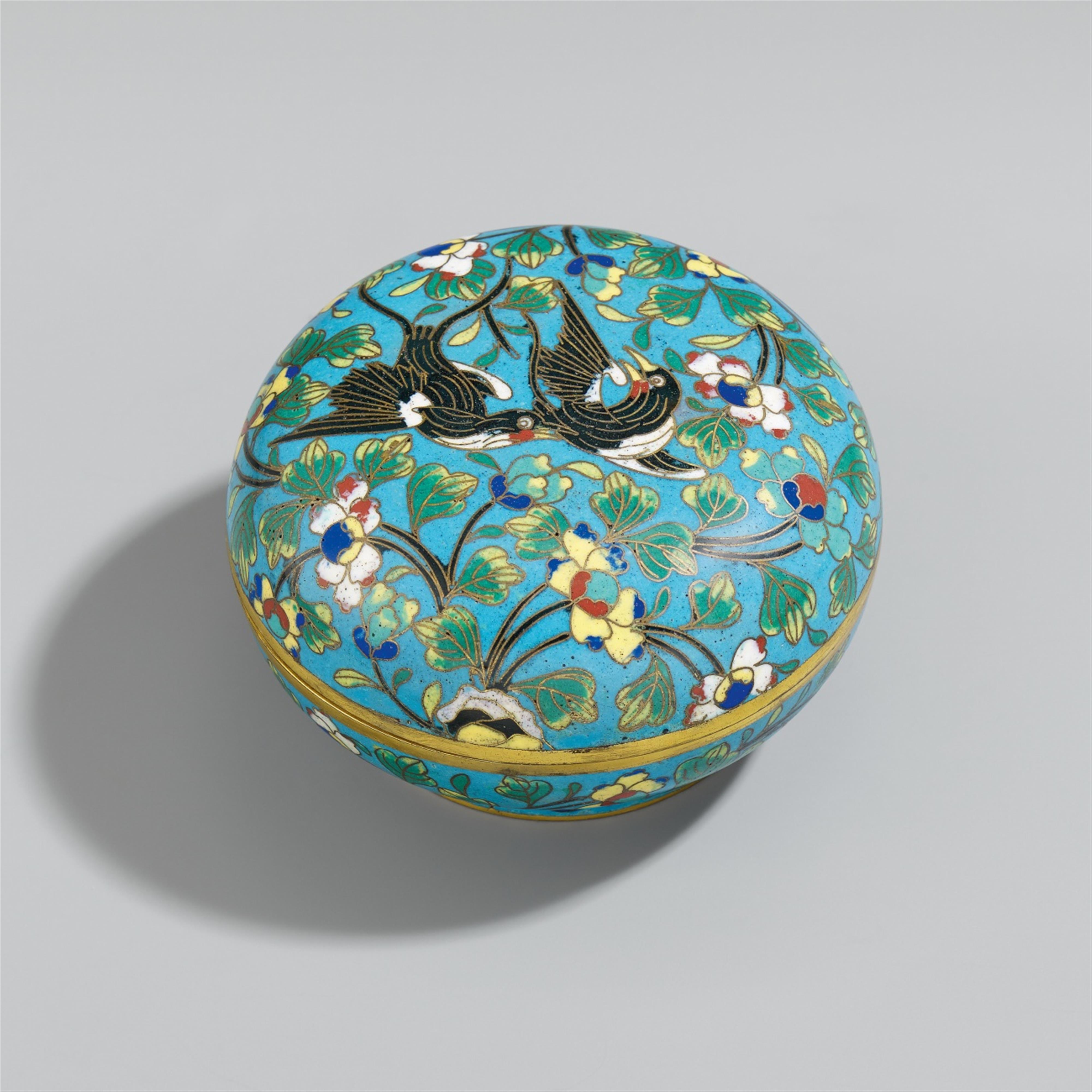 A small round cloisonné enamel box. 19th century or later - image-1