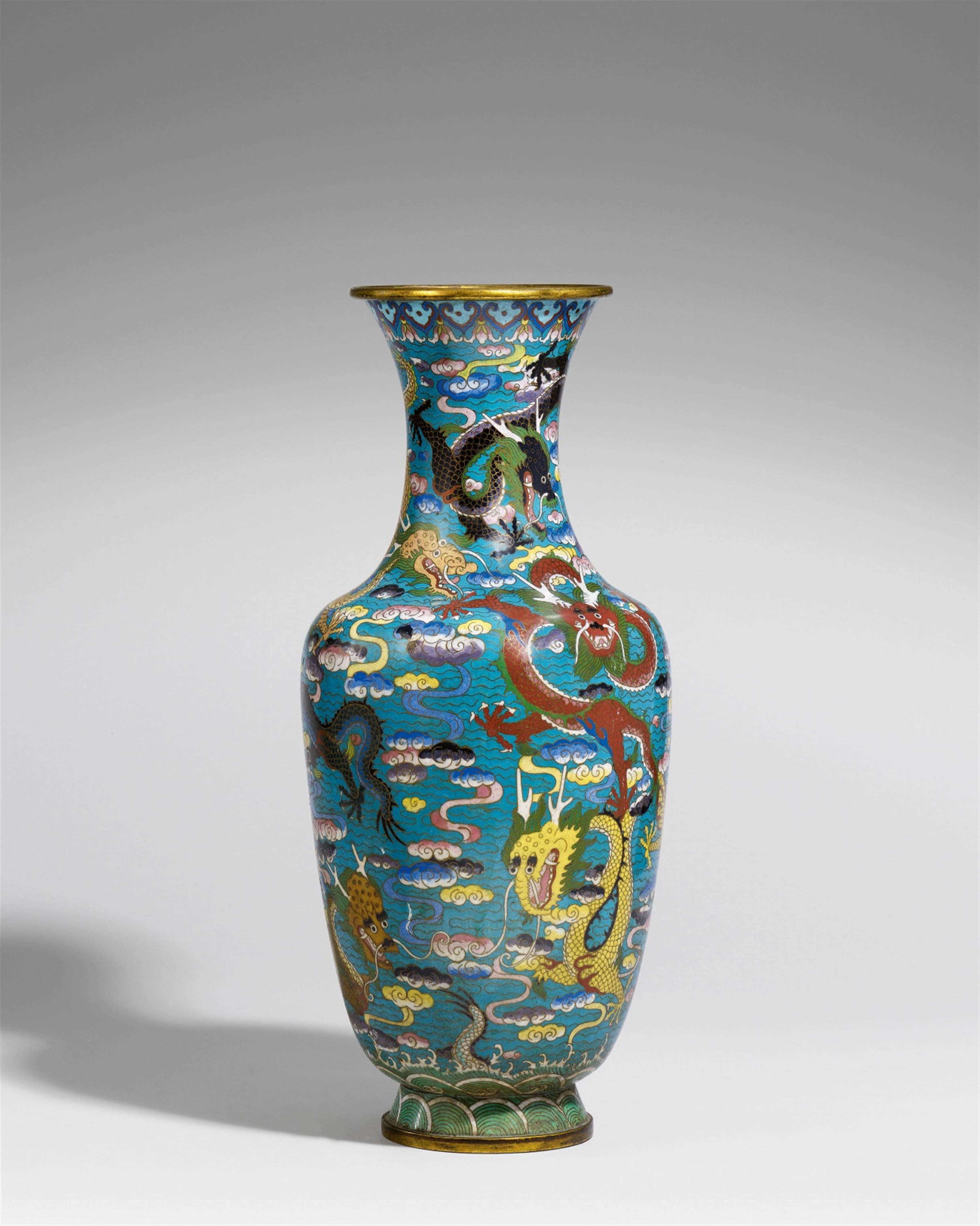 A large cloisonné enamel vase. 19th/20th century - image-1