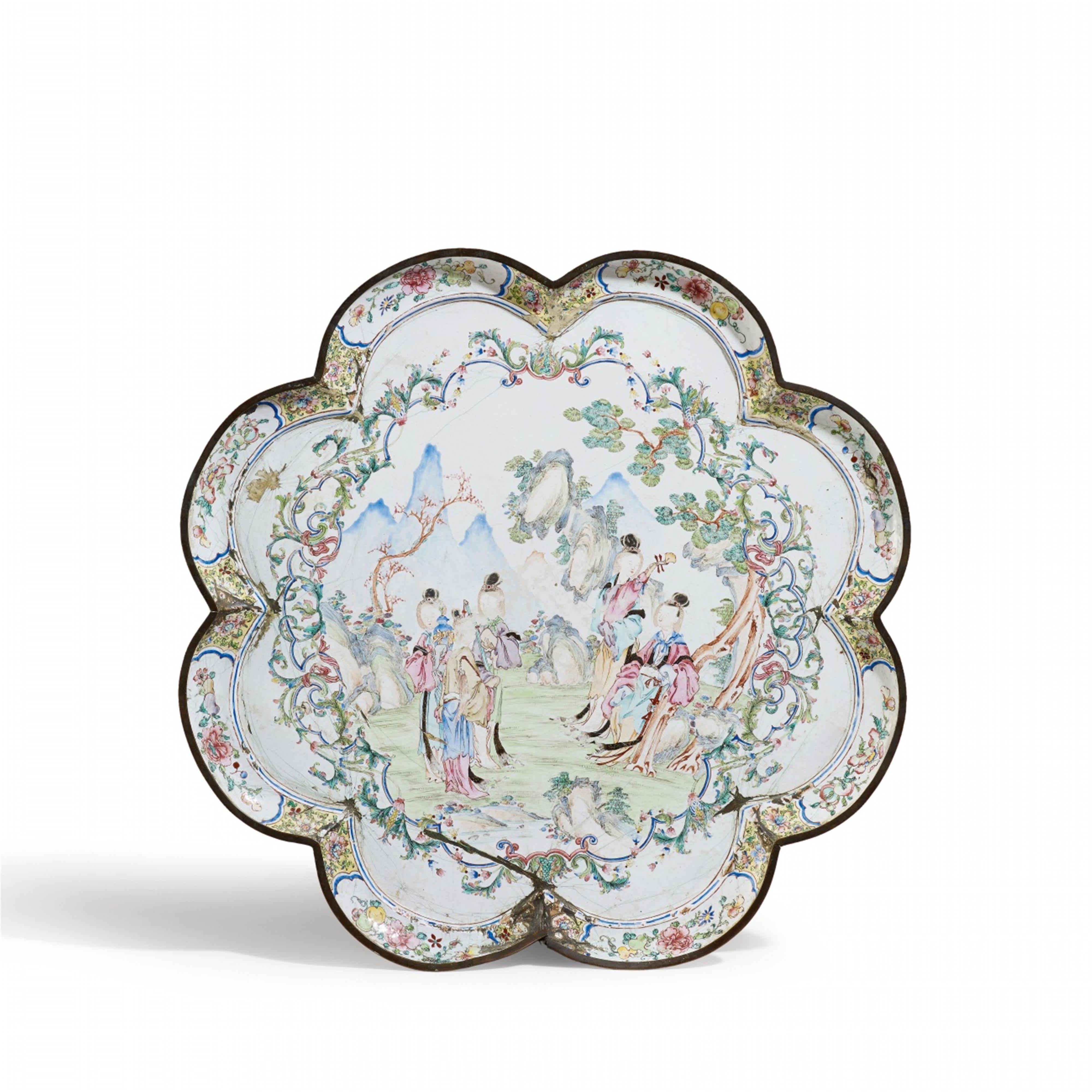 A large painted enamel tray. Probably Canton. 18th century - image-1