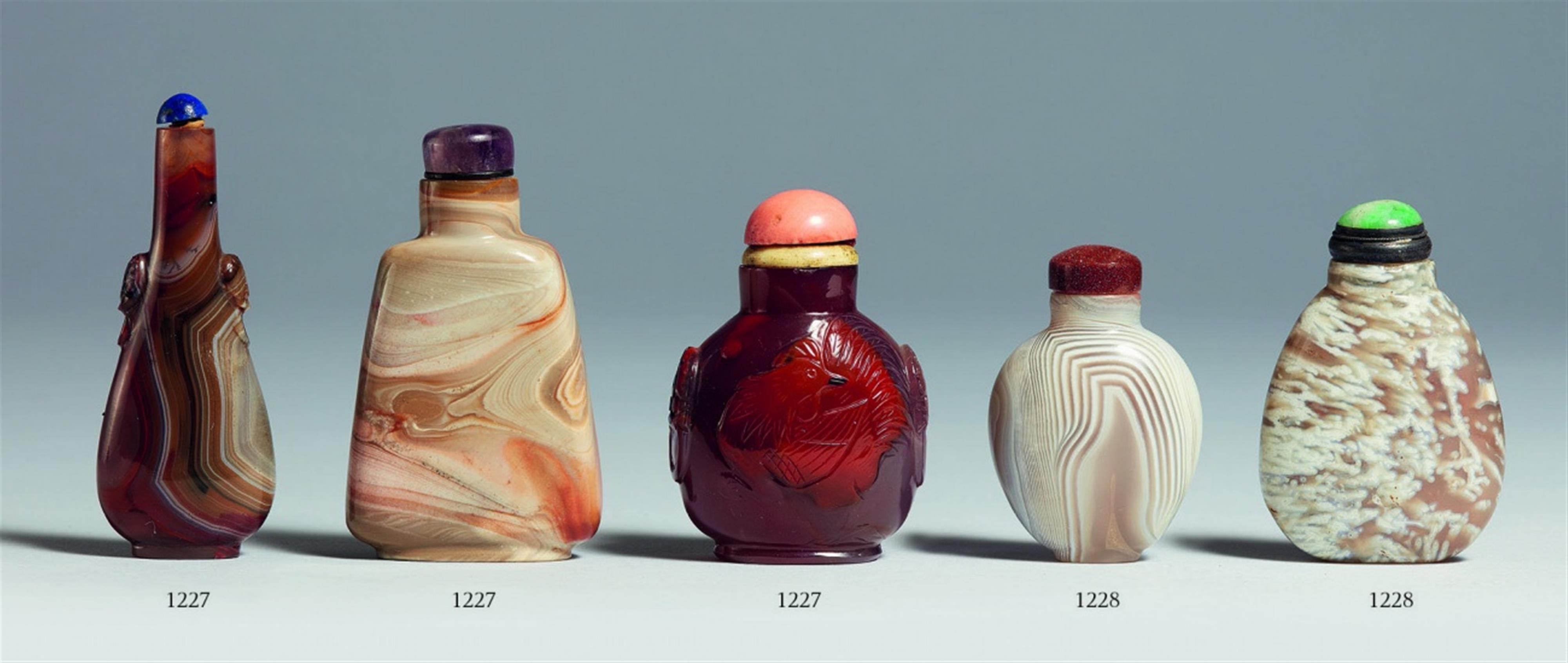 Three agate snuff bottles. 20th century - image-1