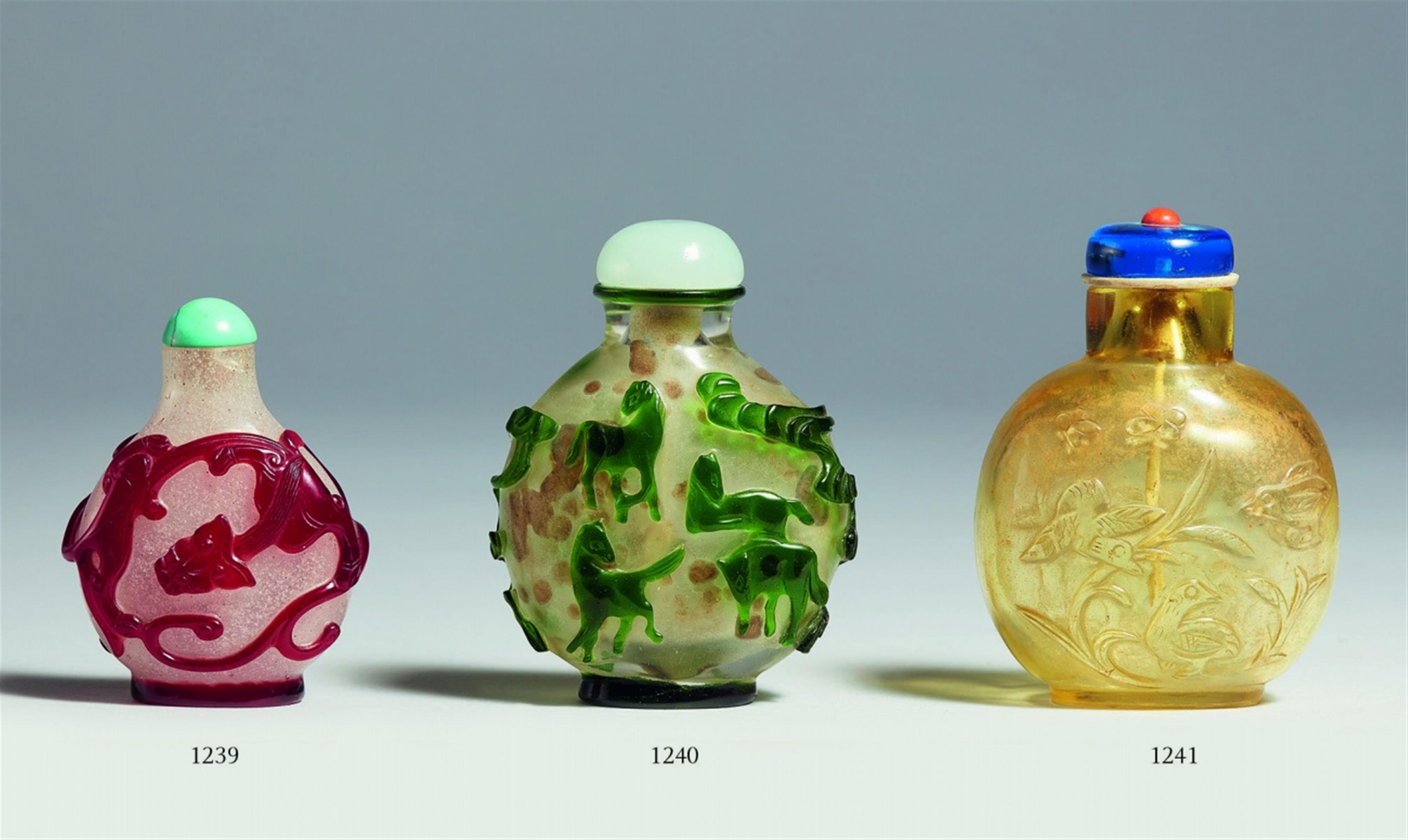 Snuff bottle. Überfangglas - image-1