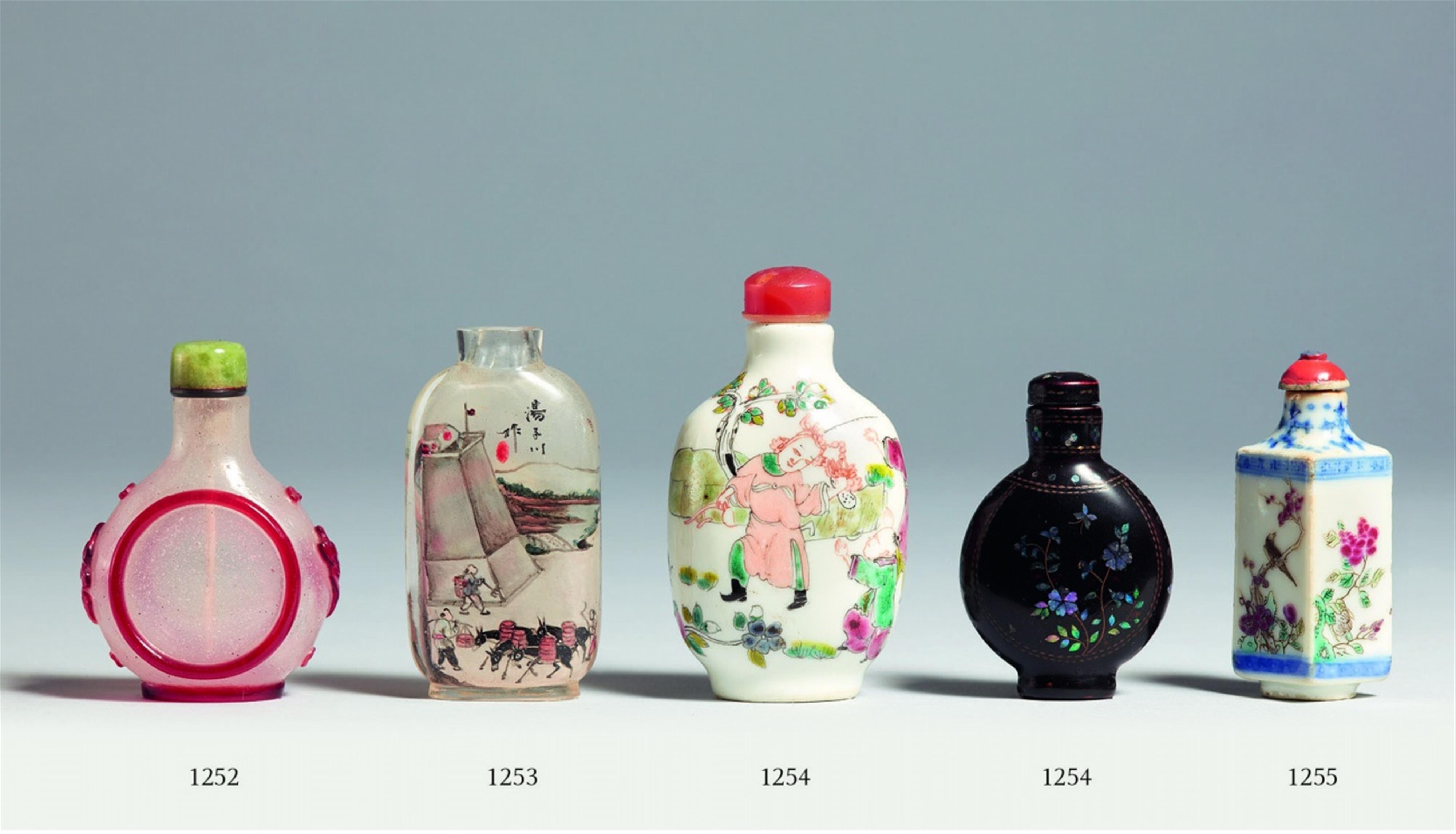 A porcelain snuff bottle. 18th century - image-1