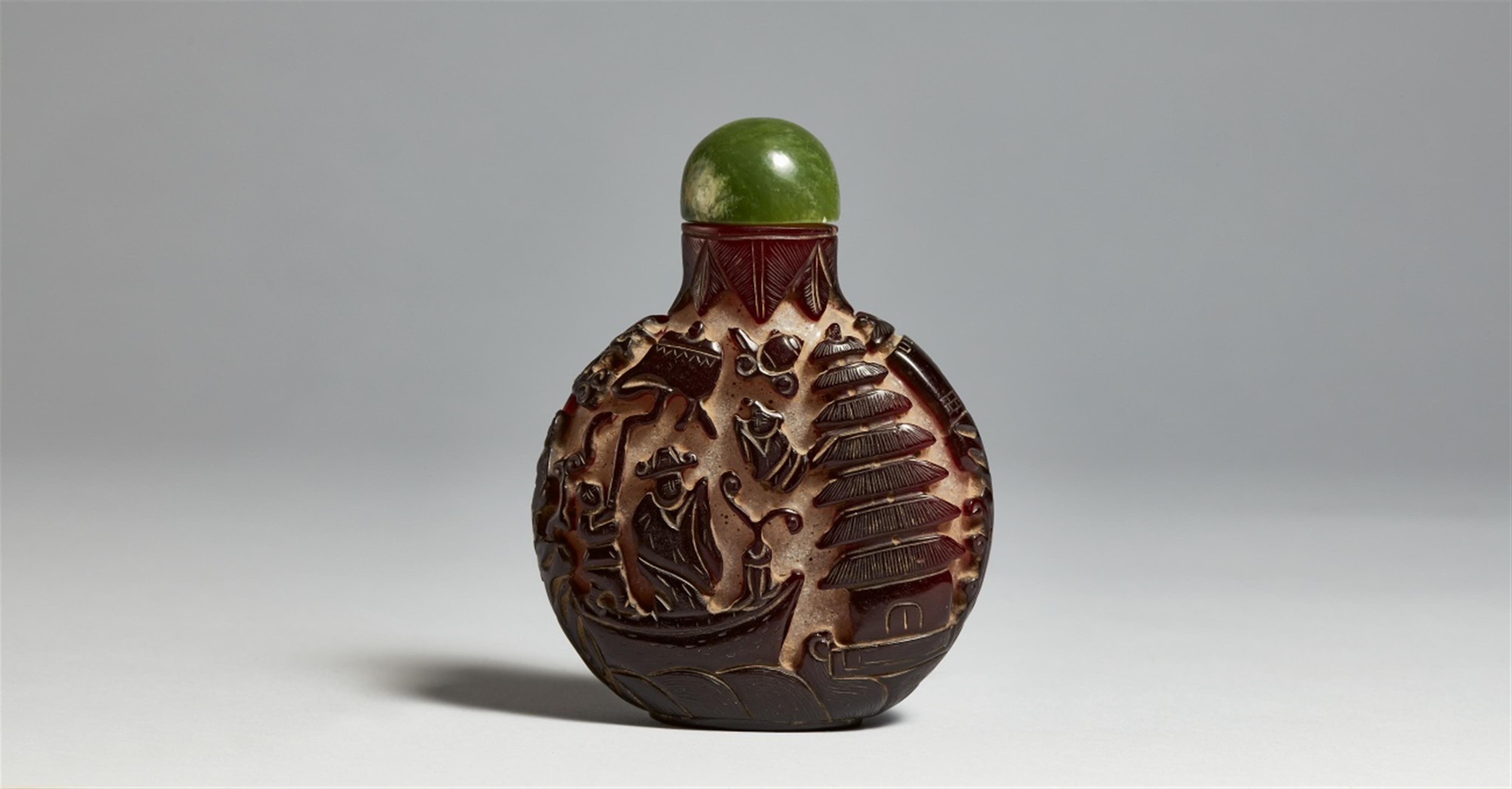 A large glass overlay snuff bottle. 19th century - image-1