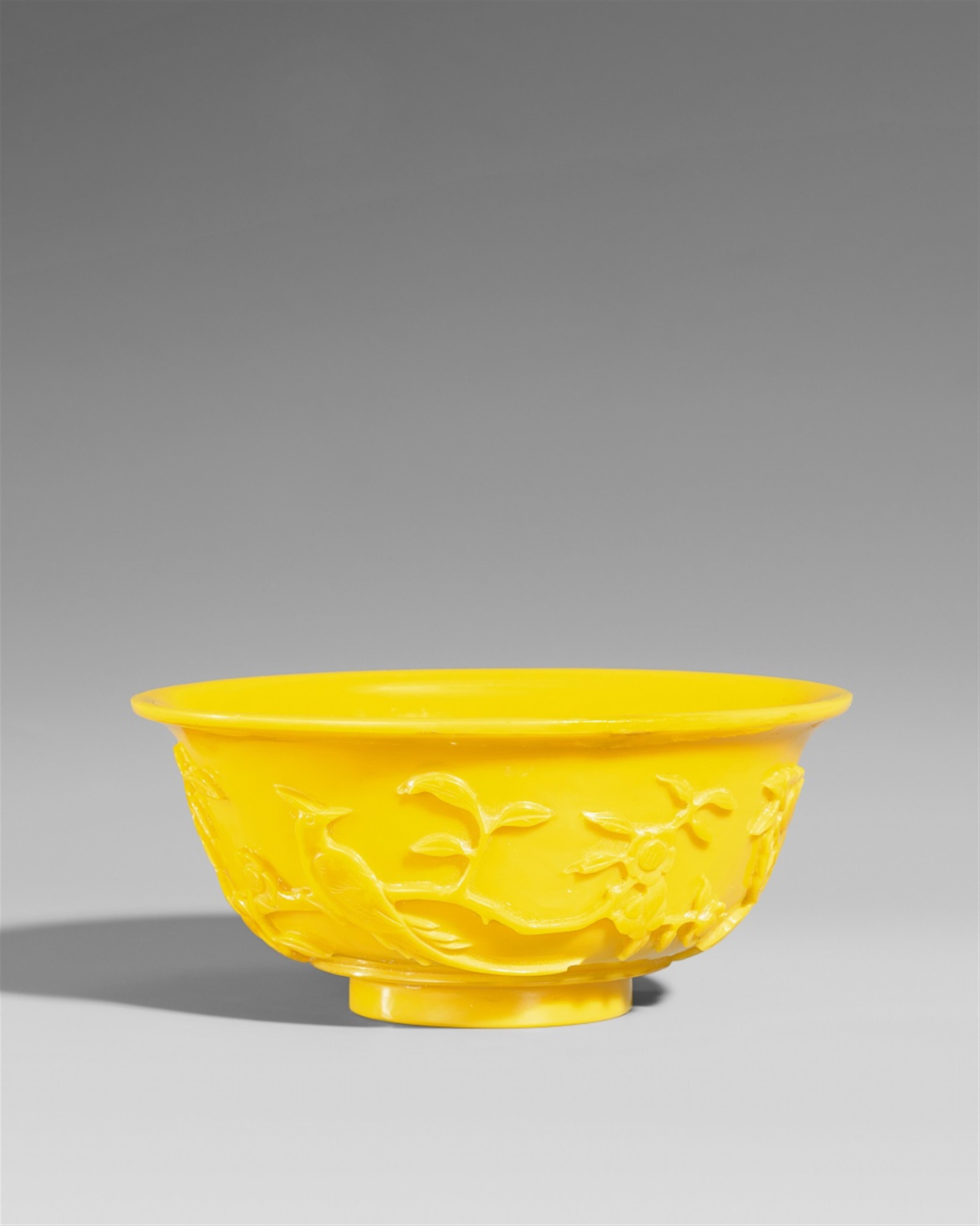 A yellow Beijing glass bowl. 19th century - image-1