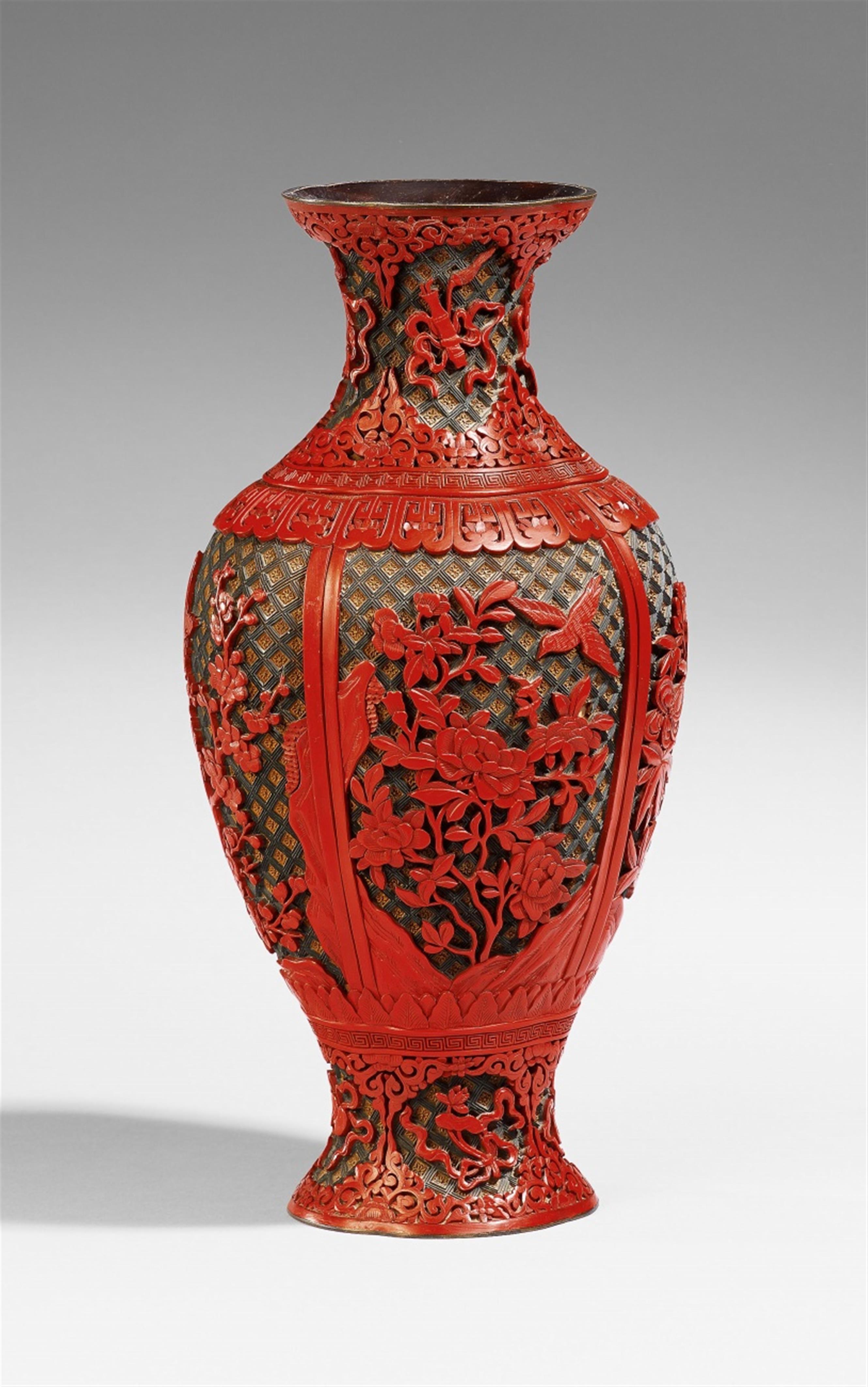 A carved red lacquer vase. 18th/19th century - image-2