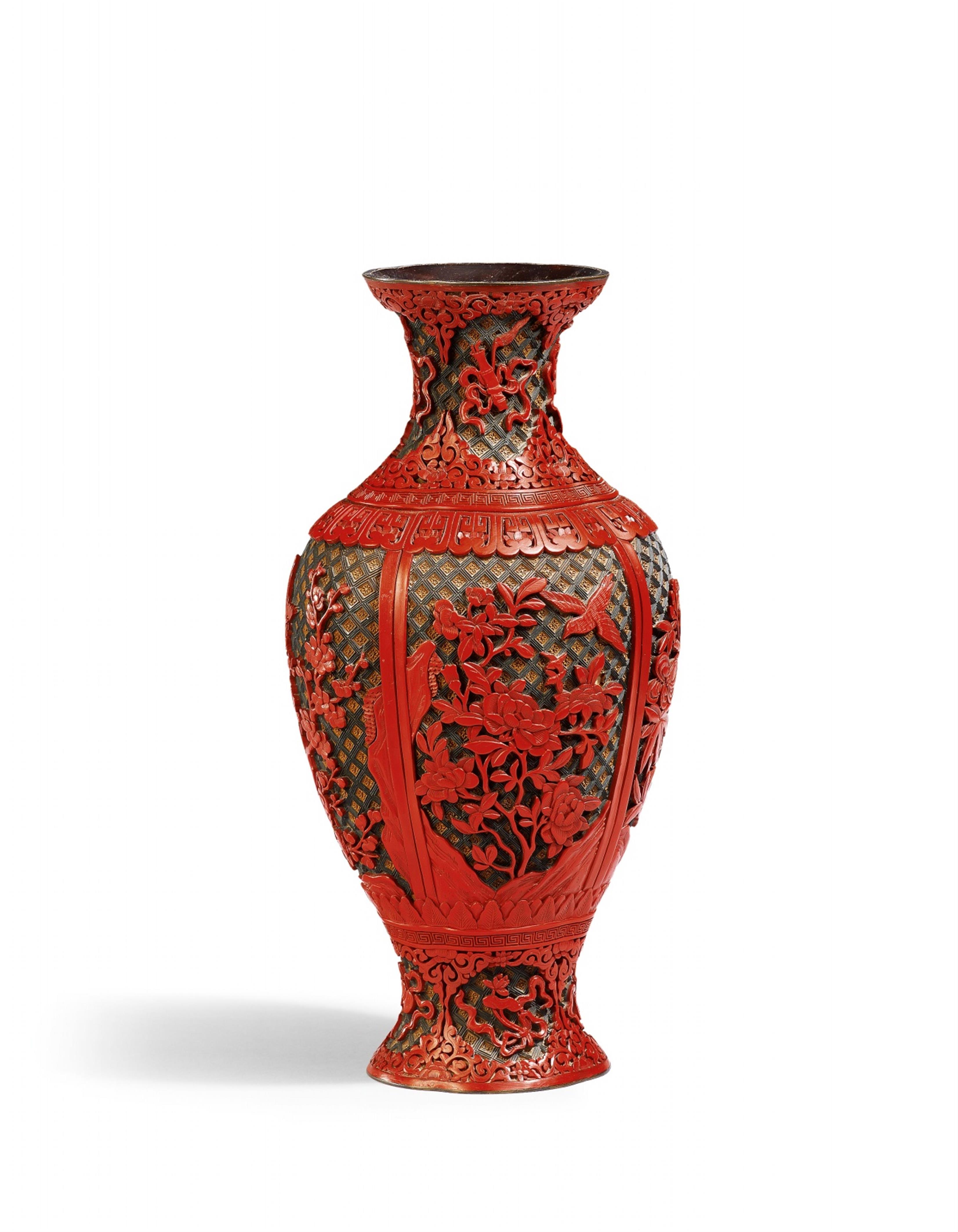 A carved red lacquer vase. 18th/19th century - image-3