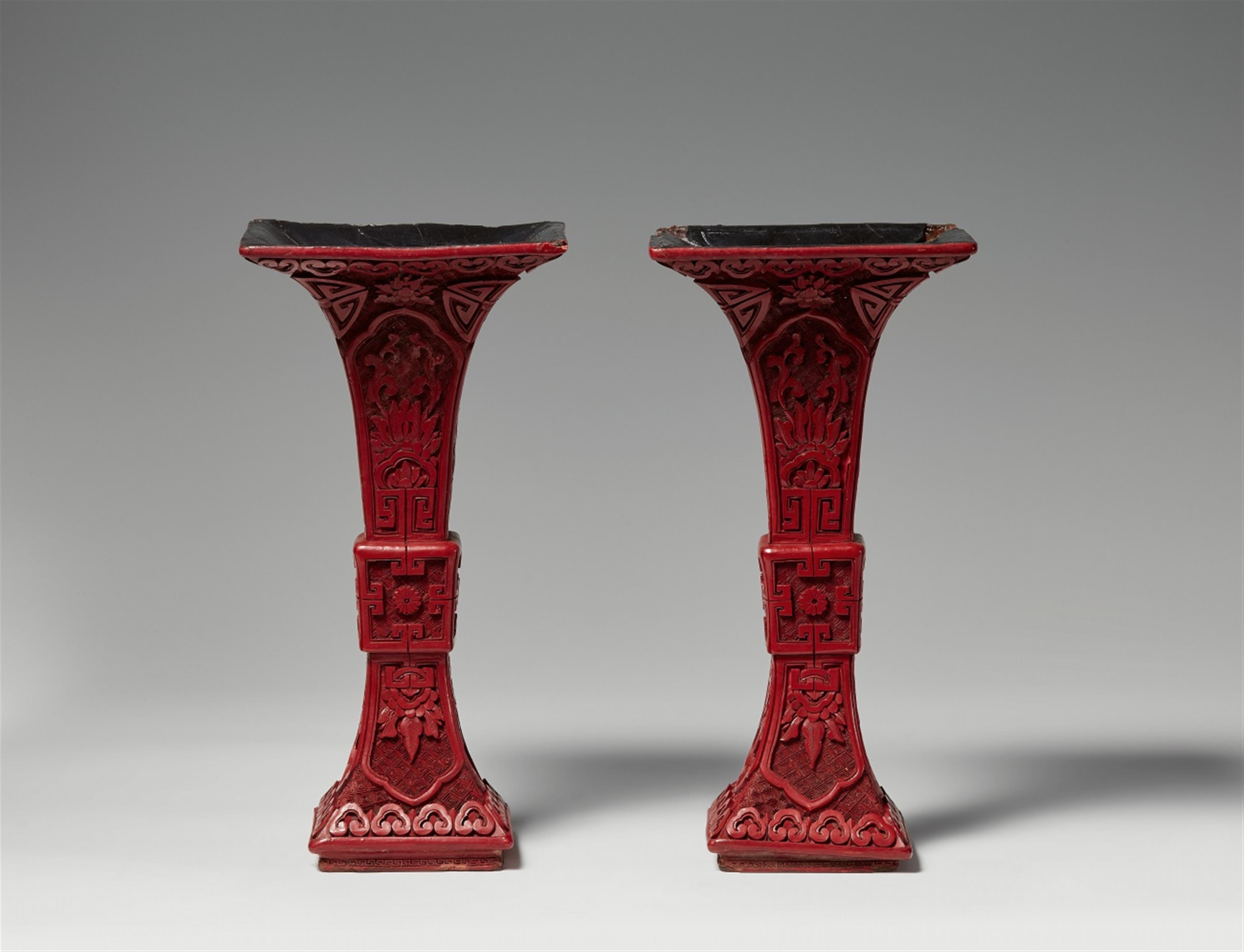 A pair of square red lacquer vases. 18th/19th century - image-1