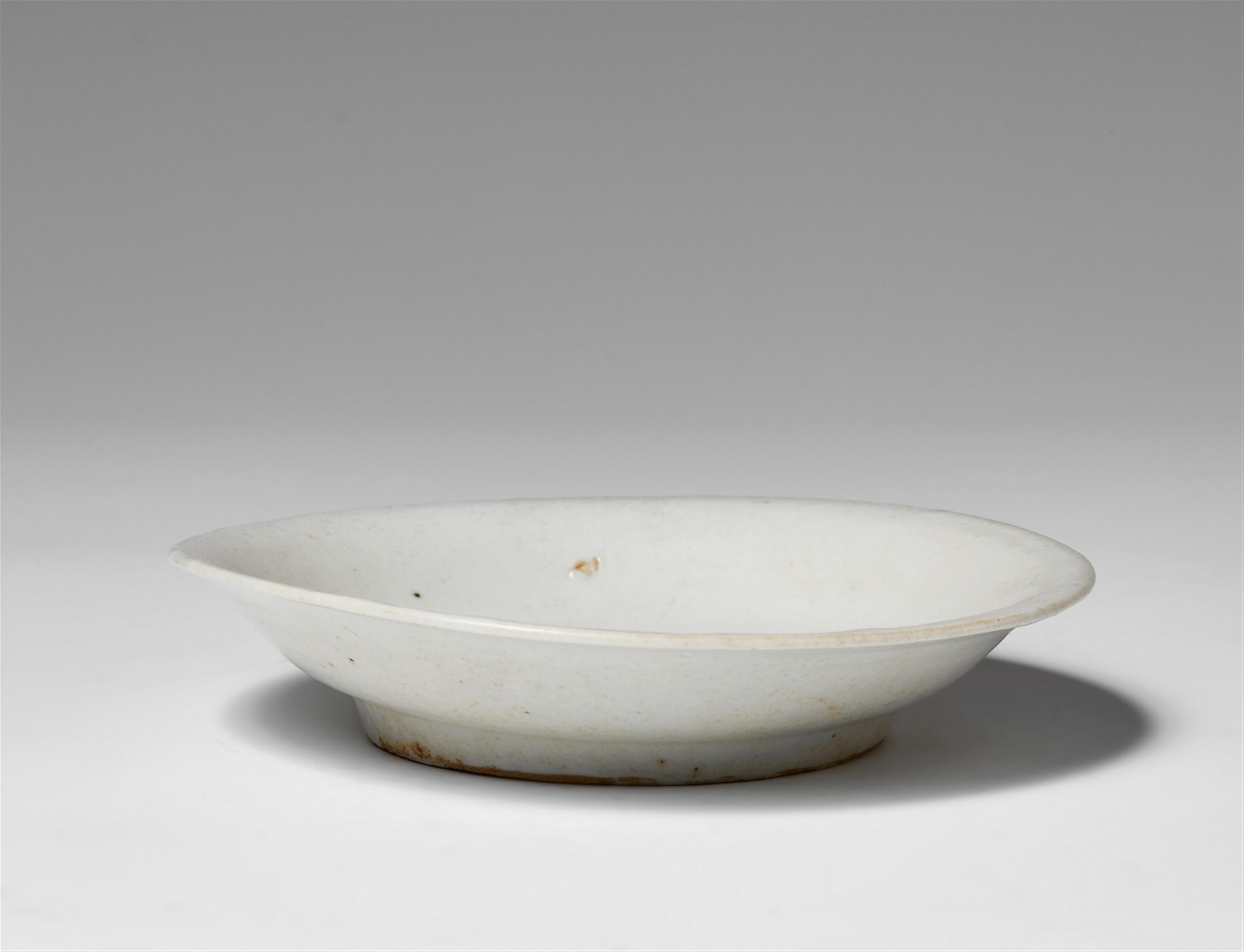 A dingyao dish. Northern Song dynasty, 11th/12th century - image-1