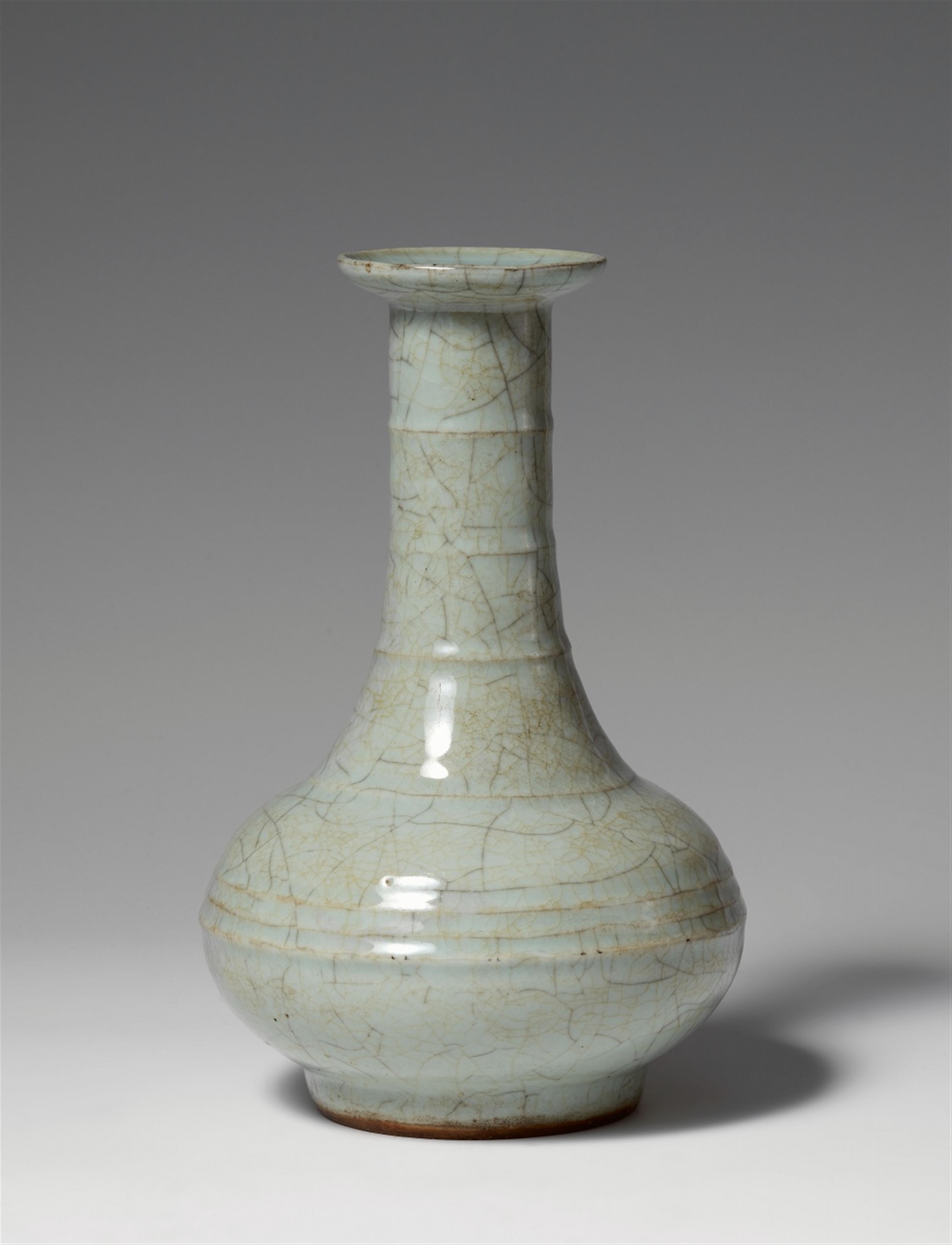 A ge-type glazed bottle vase. 19th/20th century - image-1