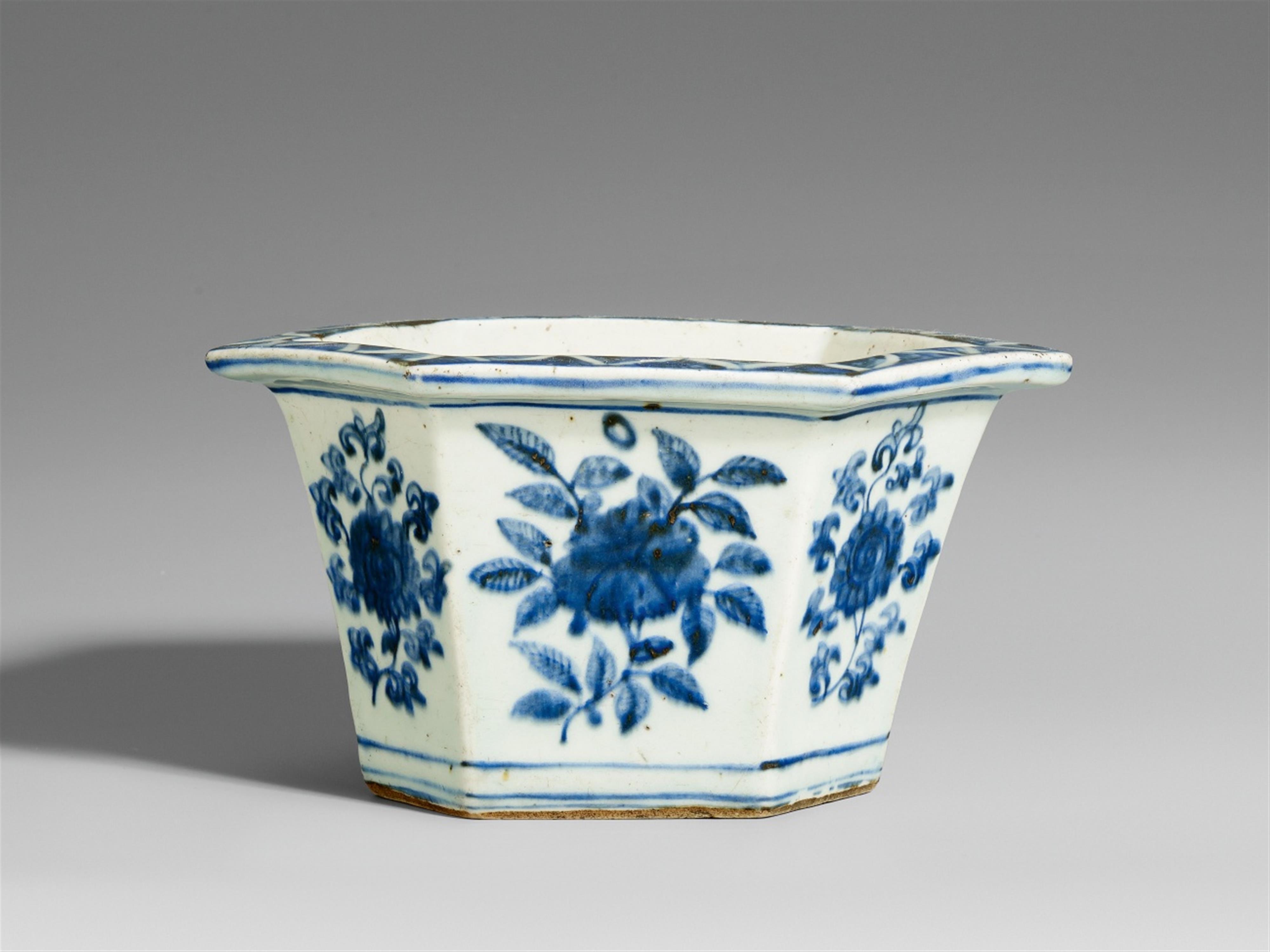 A blue and white planter. 16th century - image-1