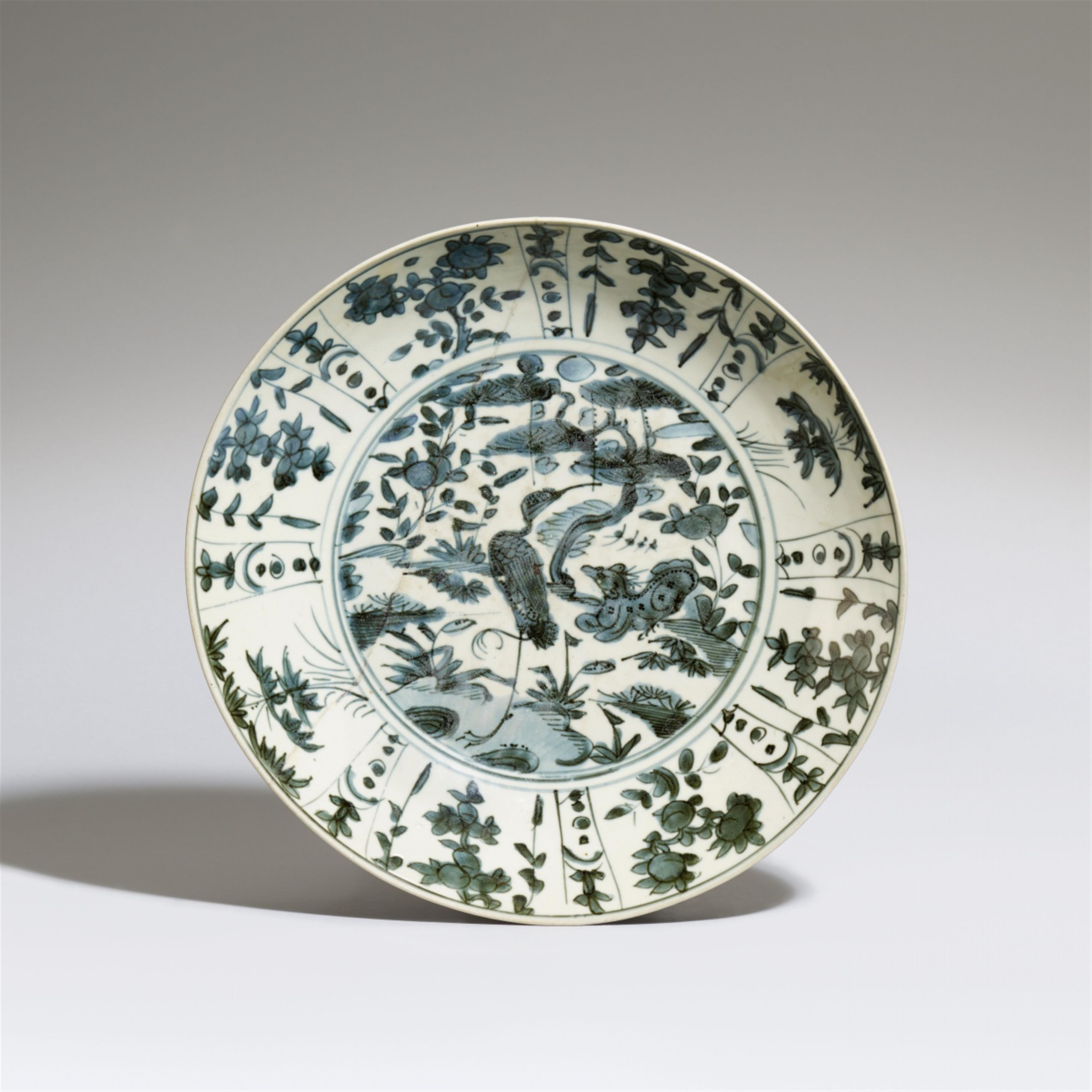 A blue and white charger. Zhangzhou (Swatow). 16th/17th century - image-1