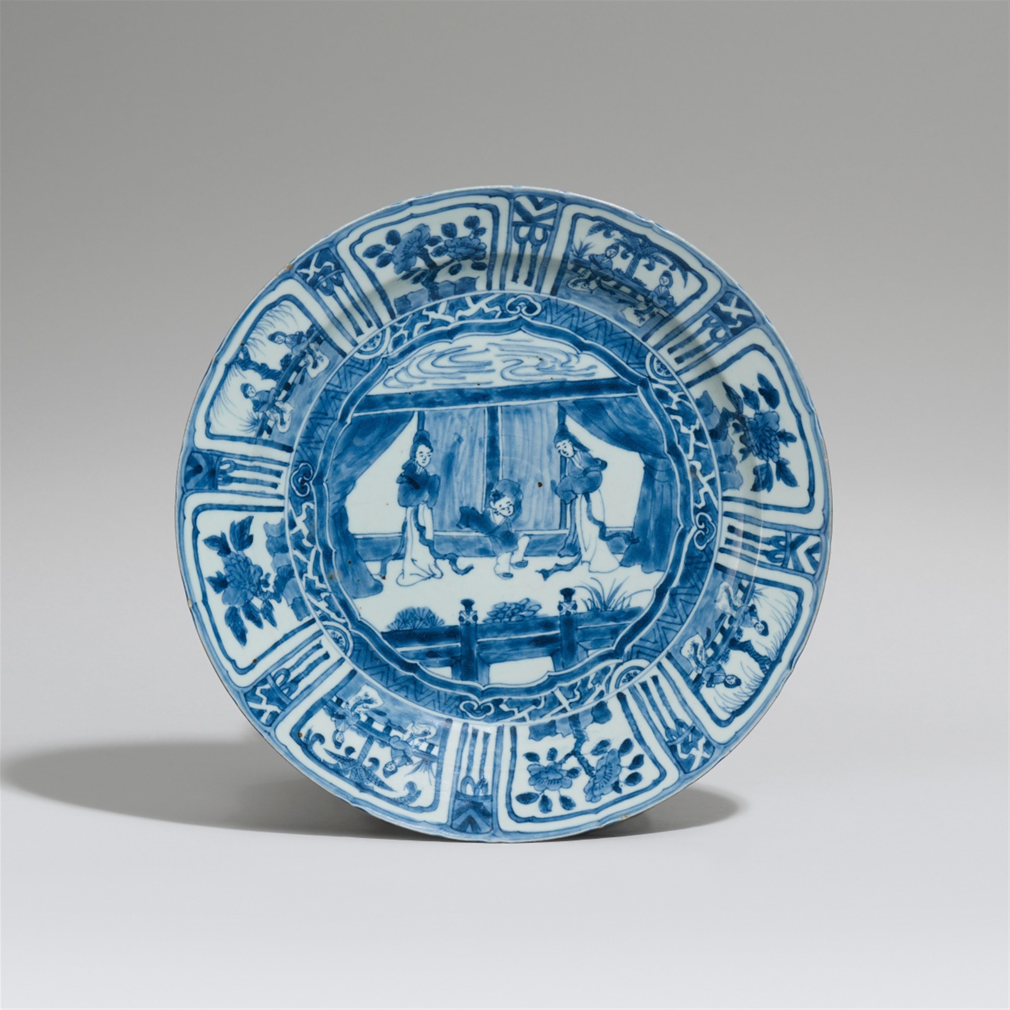 A blue and white kraak dish. 17th century - image-1