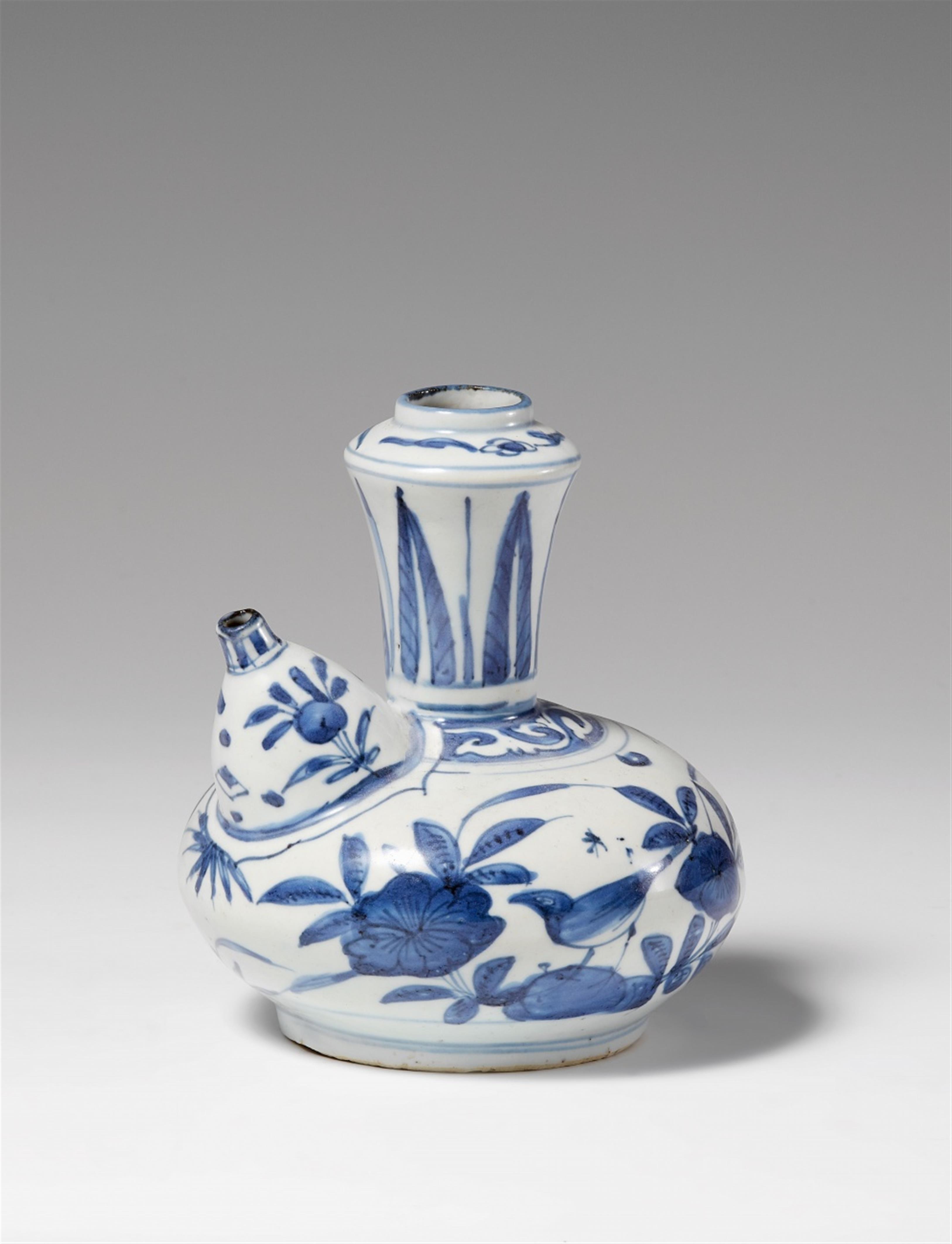 A blue and white kendi. First half 17th century - image-1