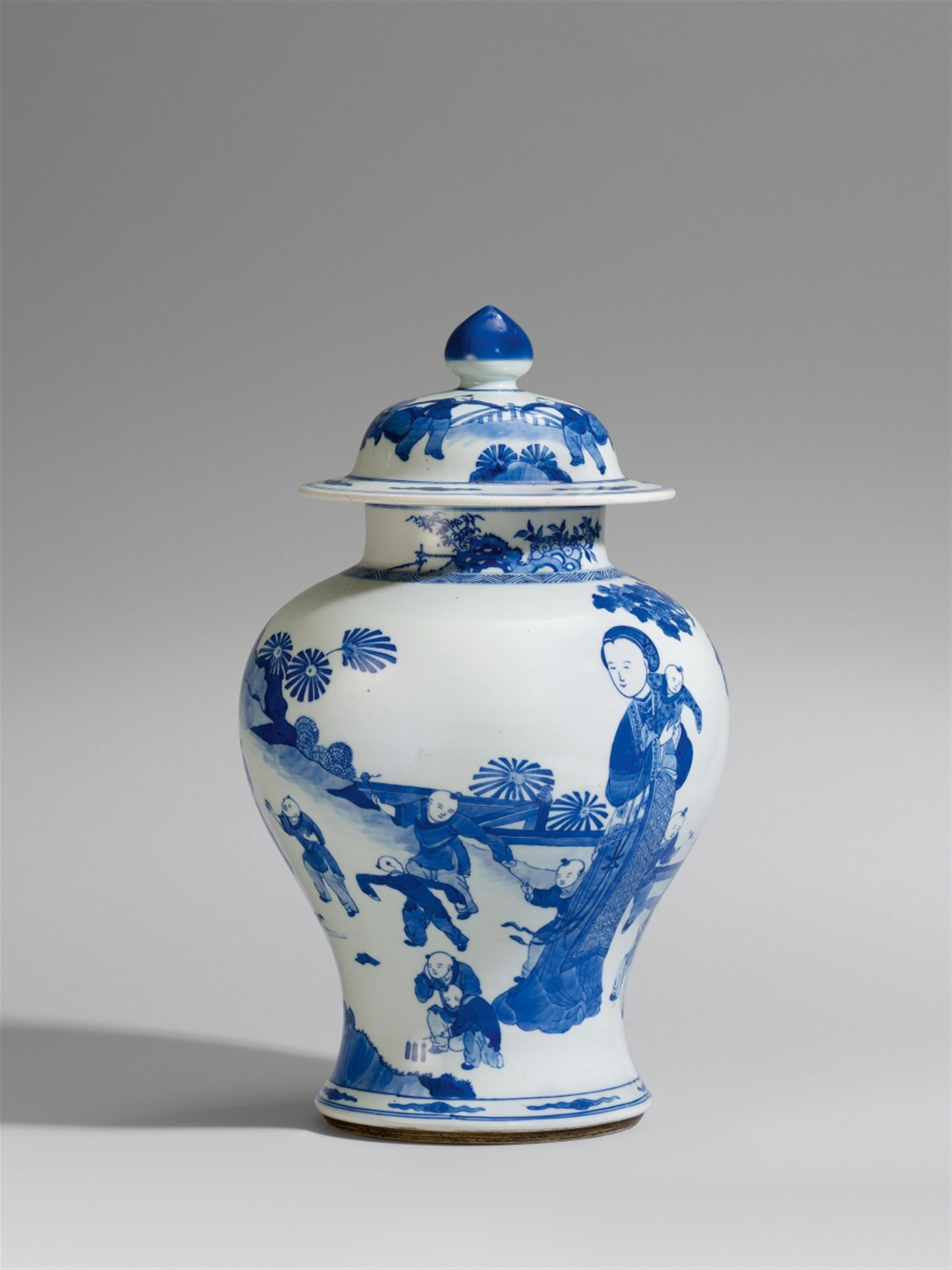 A blue and white baluster-shaped vase. 19th century - image-1