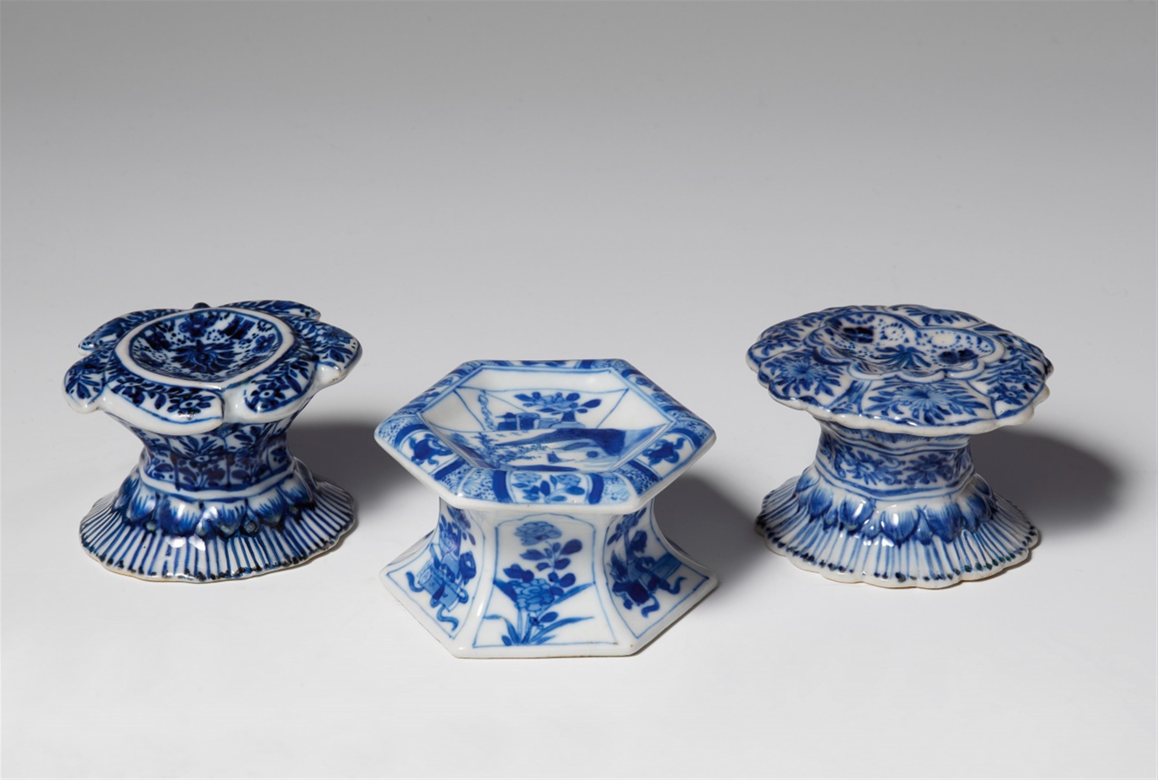 Three blue and white salt cellars. Kangxi period (1662-1722) - image-1