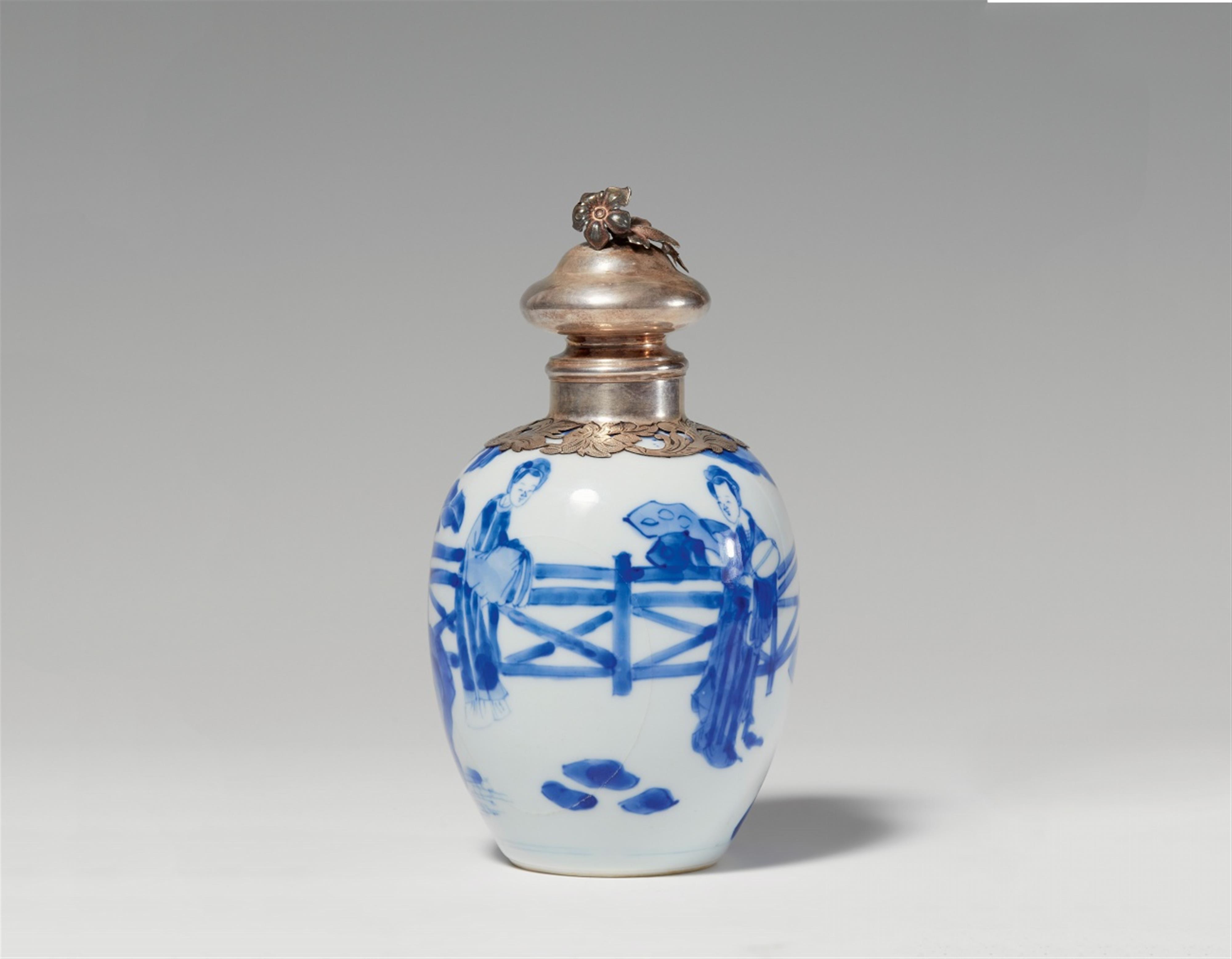 Blau-weißes Tea Caddy mit Silbermontierung. Kangxi-Periode (1662-1722) - image-1