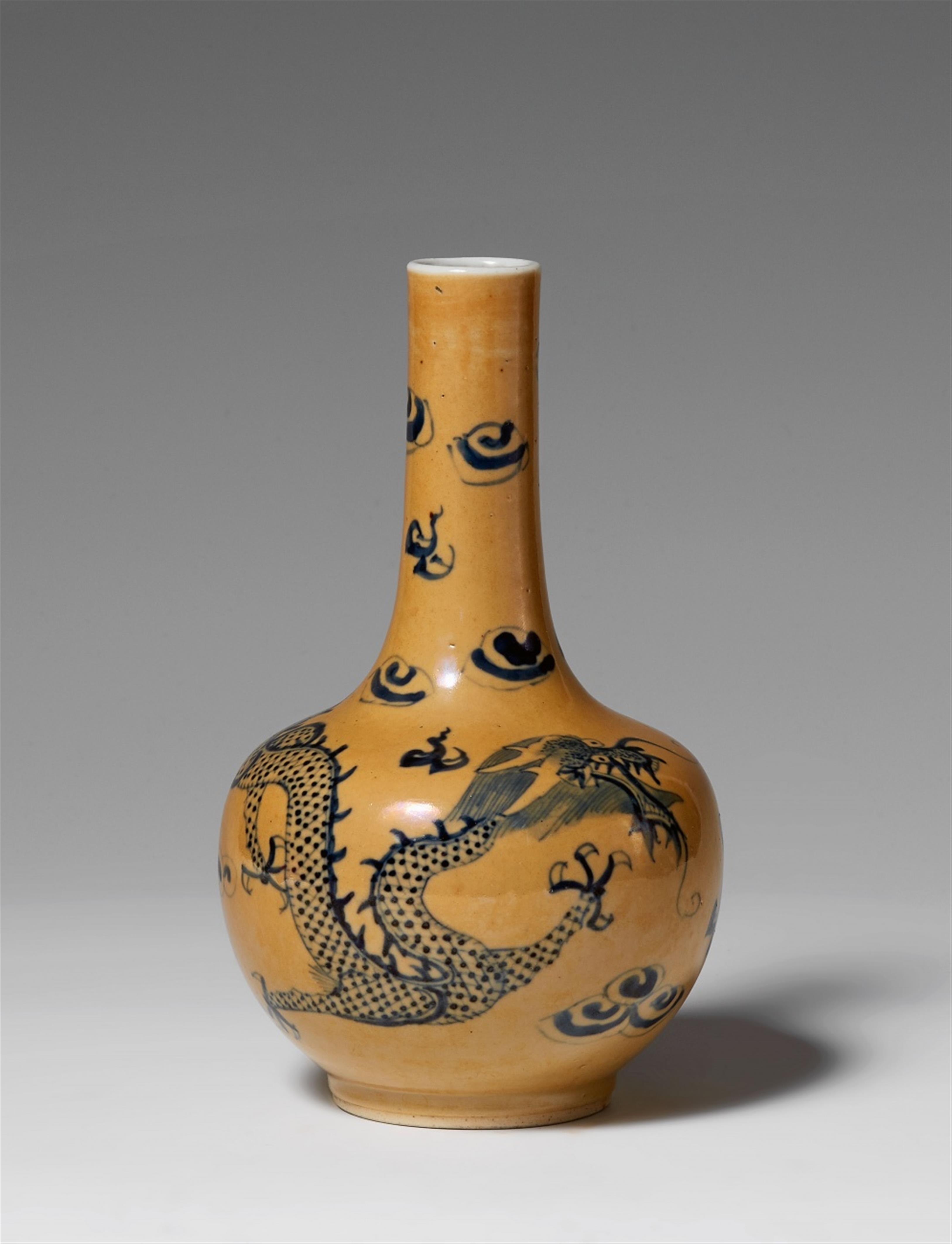 A blue and white dragon vase. 19th century - image-1