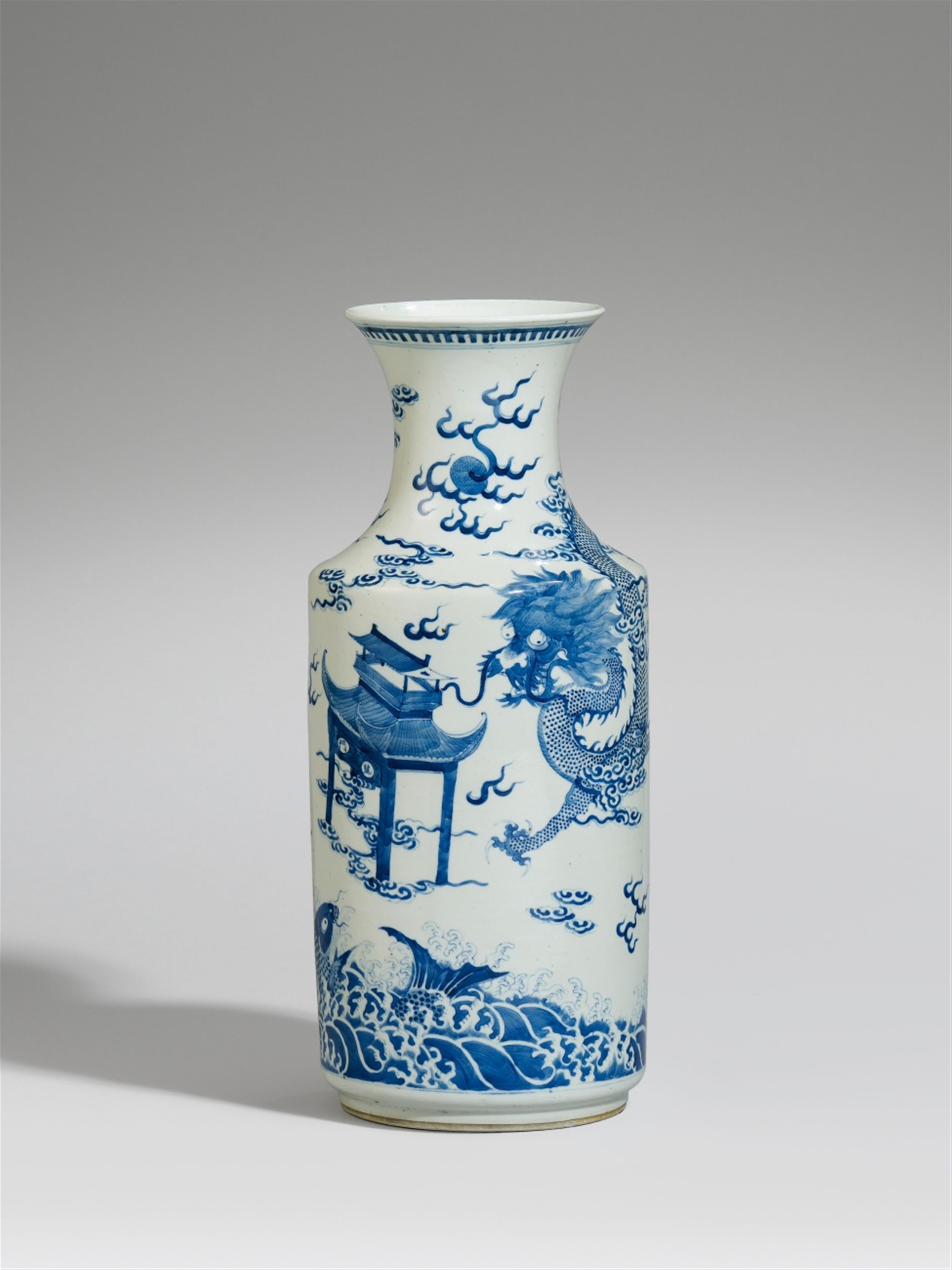 A blue and white rouleau vase. 19th/20th century - image-1