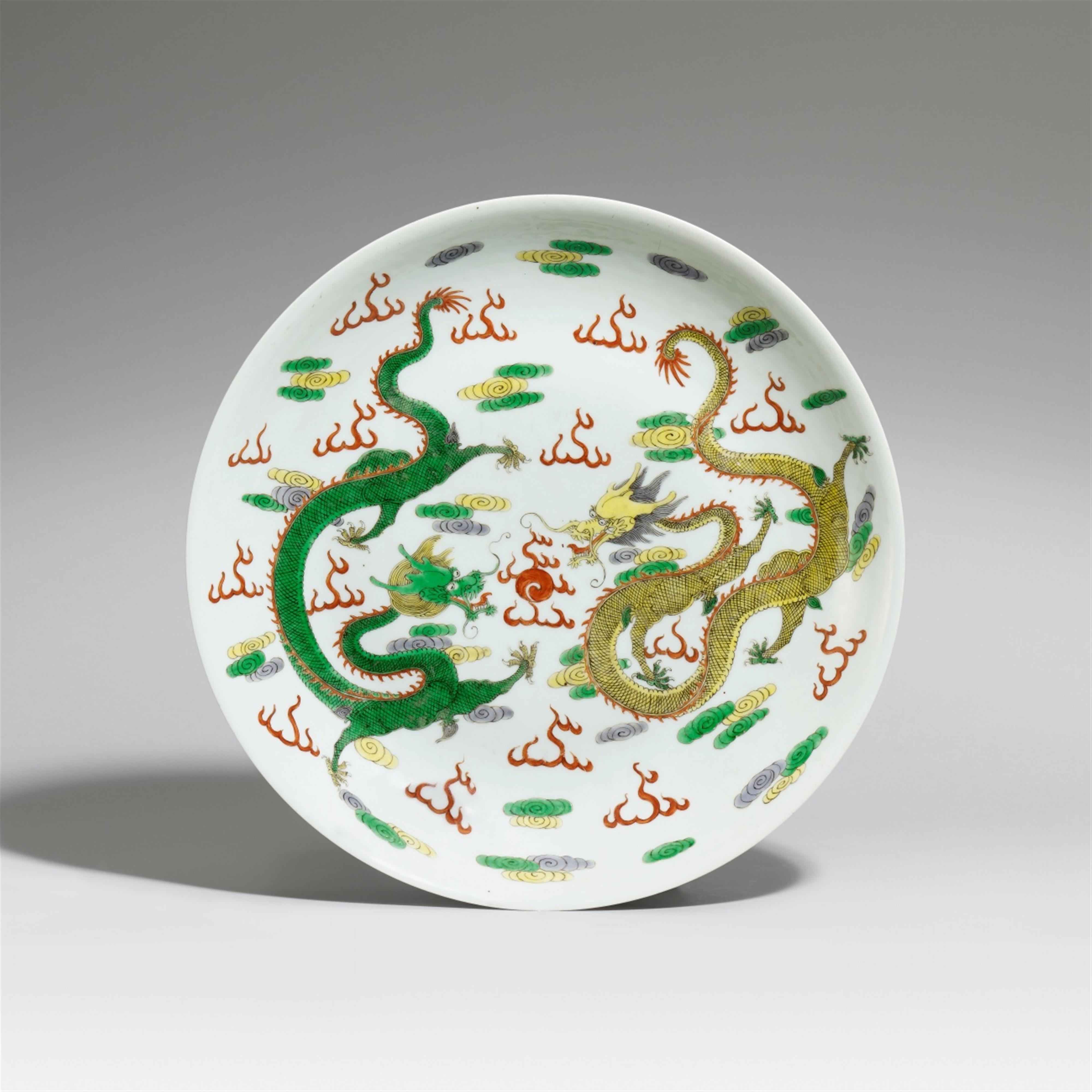 A large famille verte dragon saucer dish. 20th century - image-1