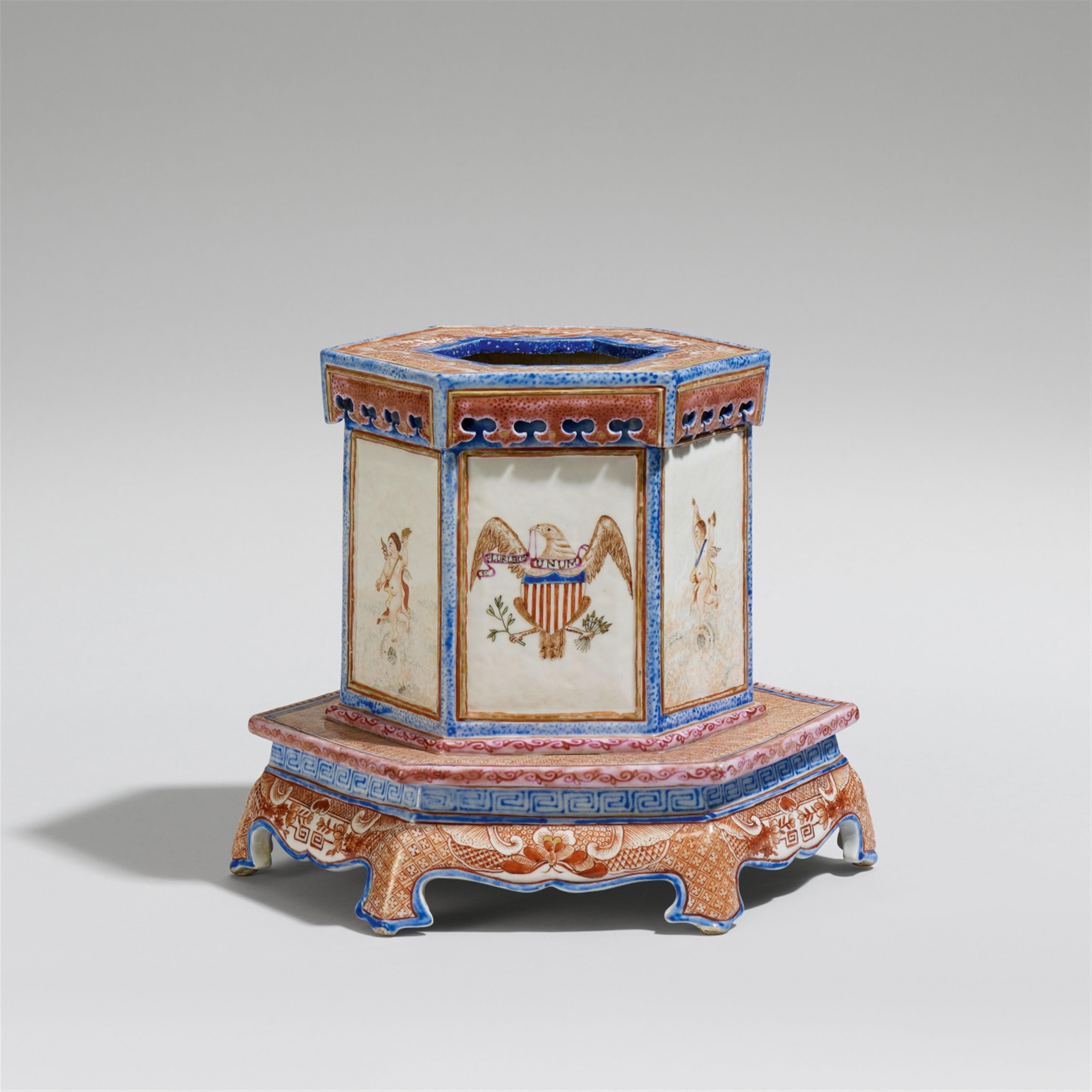 An hexagonal-shaped American eagle "orange FitzHugh" stand. Around 1800 - image-1