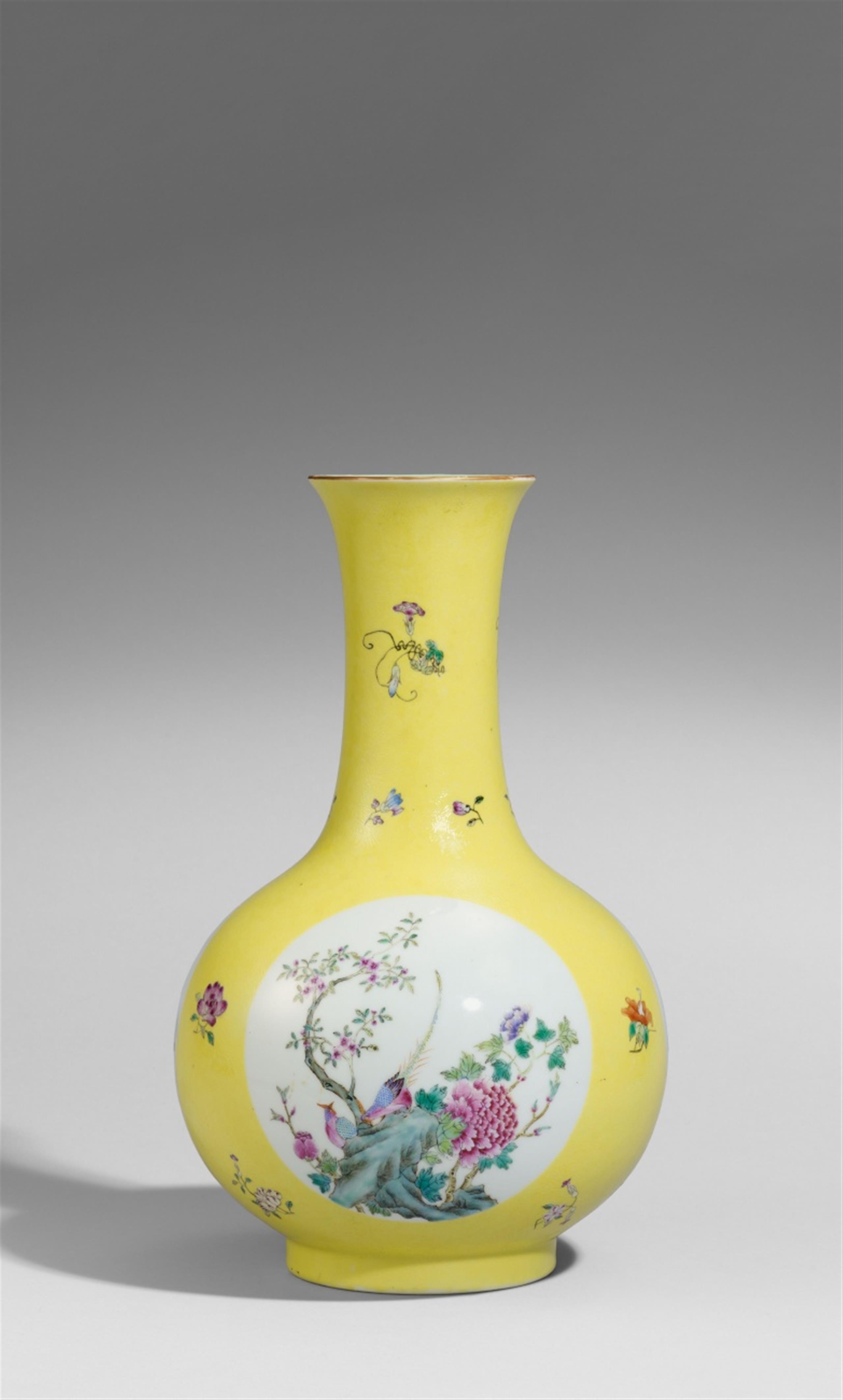 A yellow-ground famille rose vase. 20th century - image-1