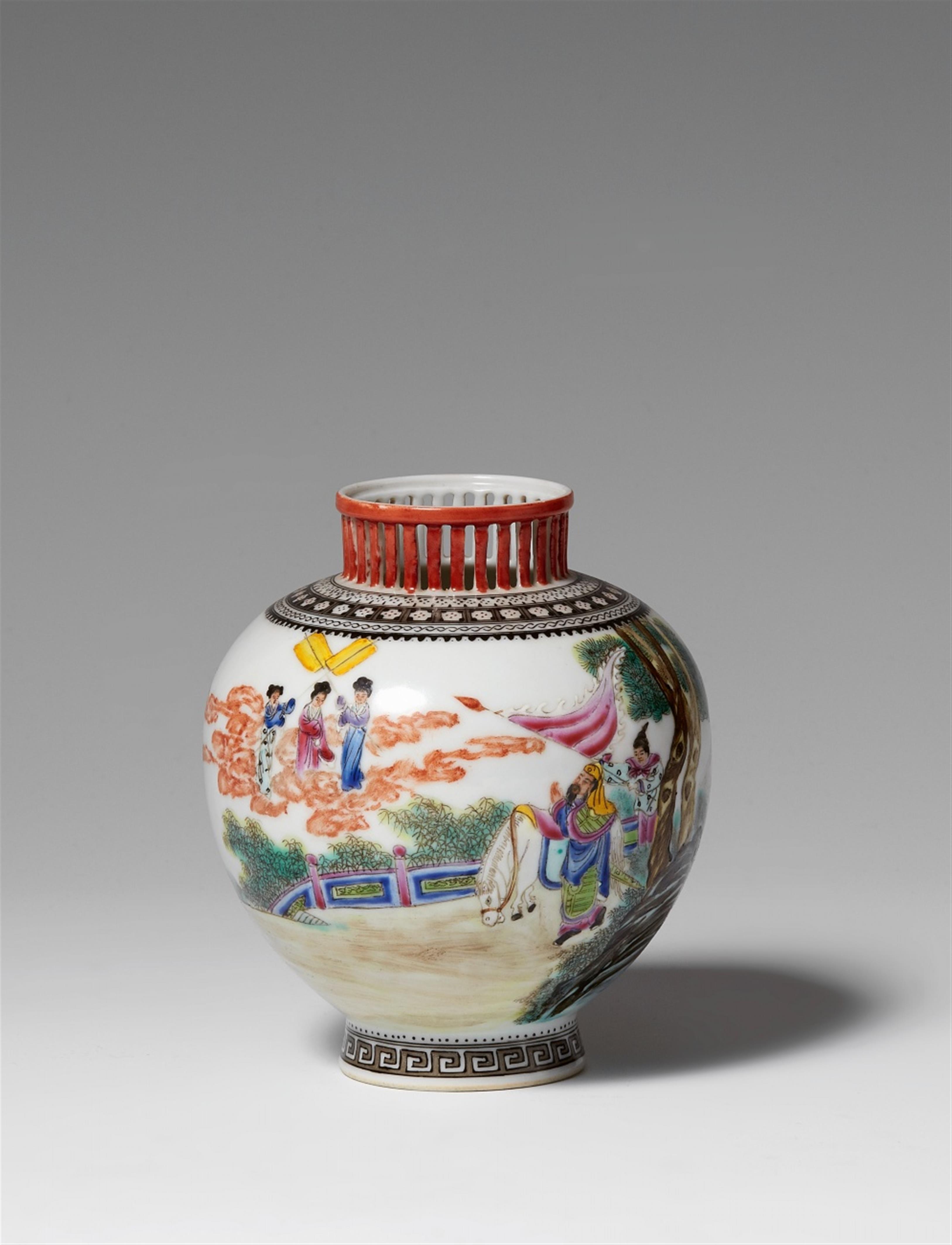 A lantern-shaped famille rose vase or tea caddy. 20th century - image-1