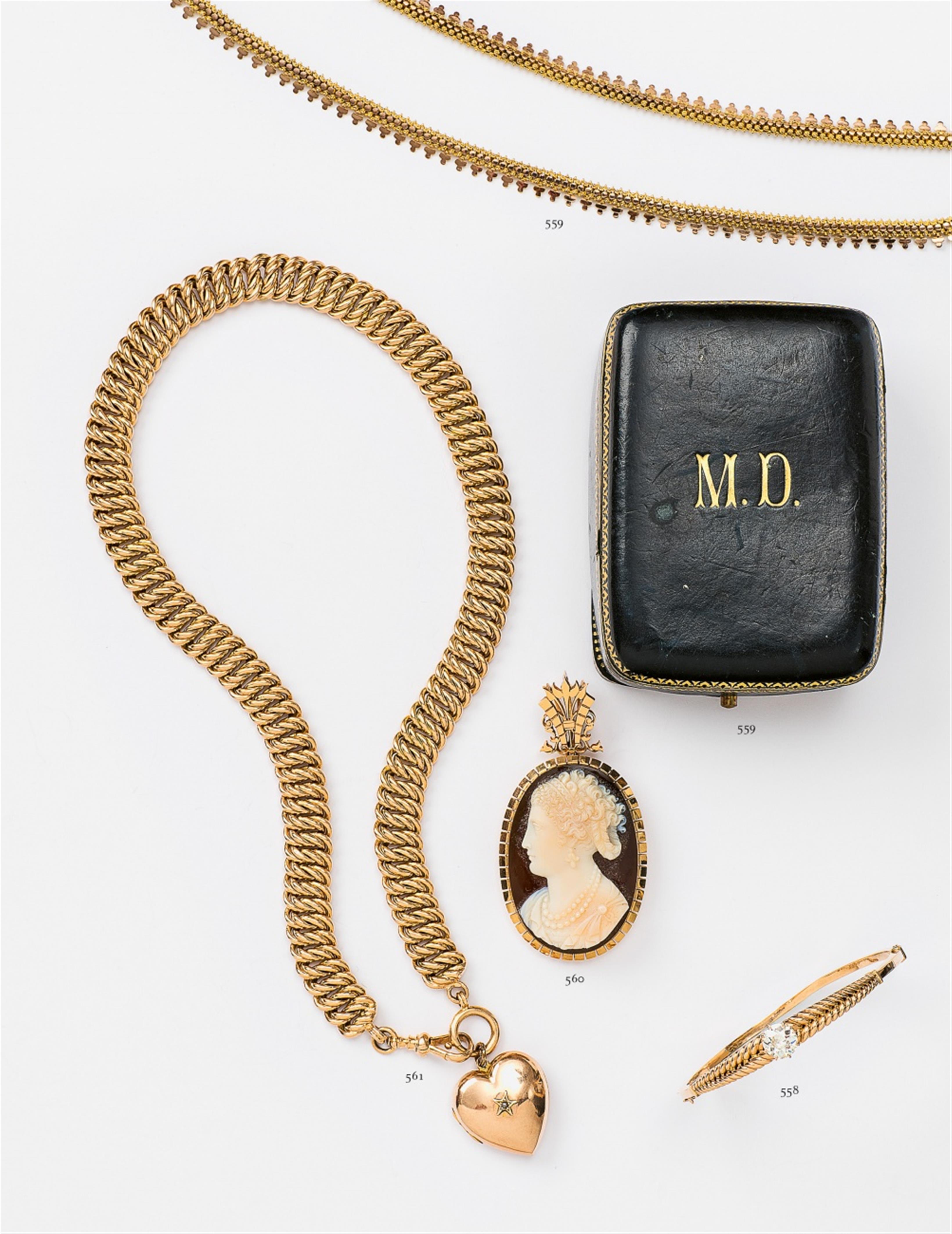An 18k gold pendant with a large agate cameo - image-2