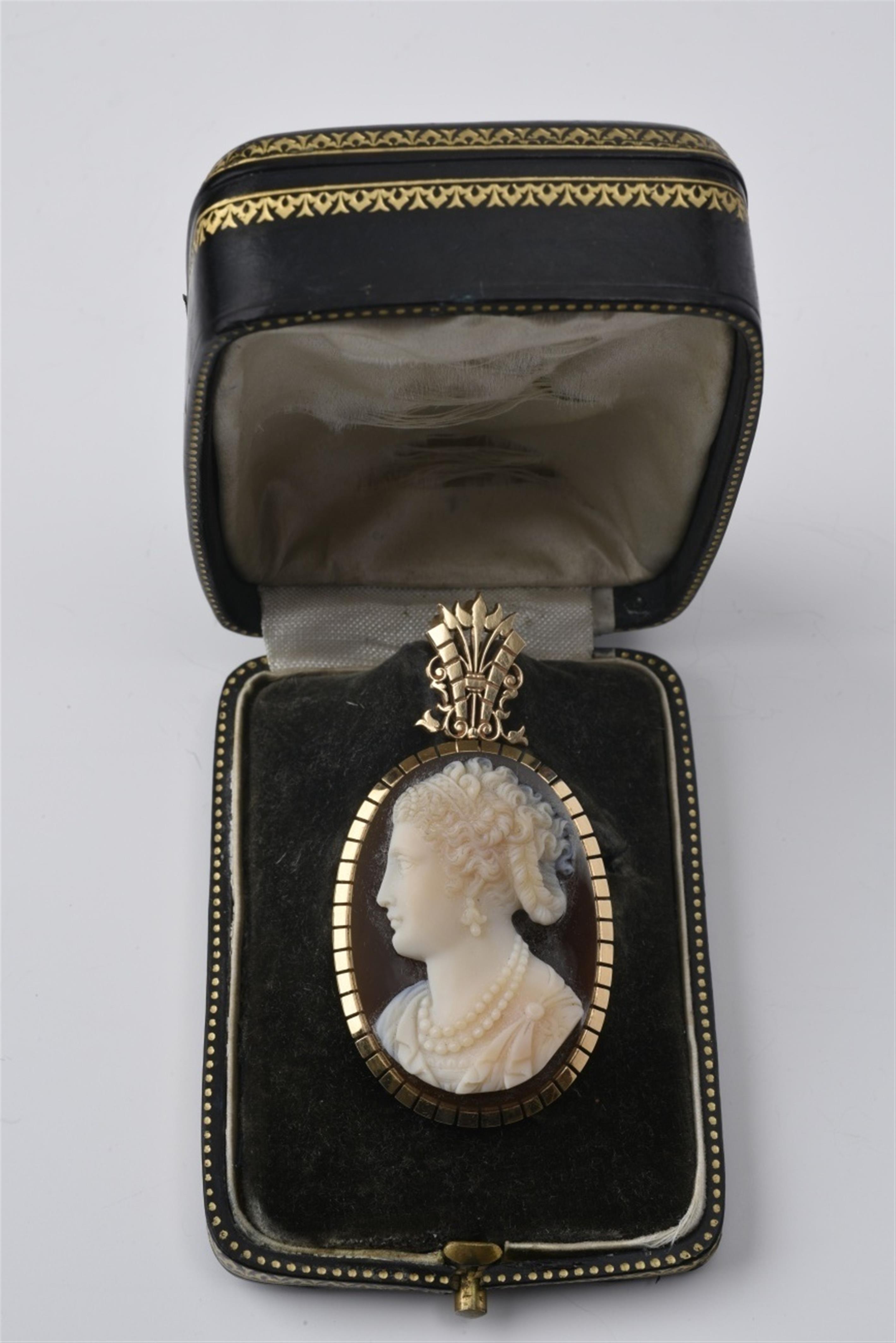 An 18k gold pendant with a large agate cameo - image-1