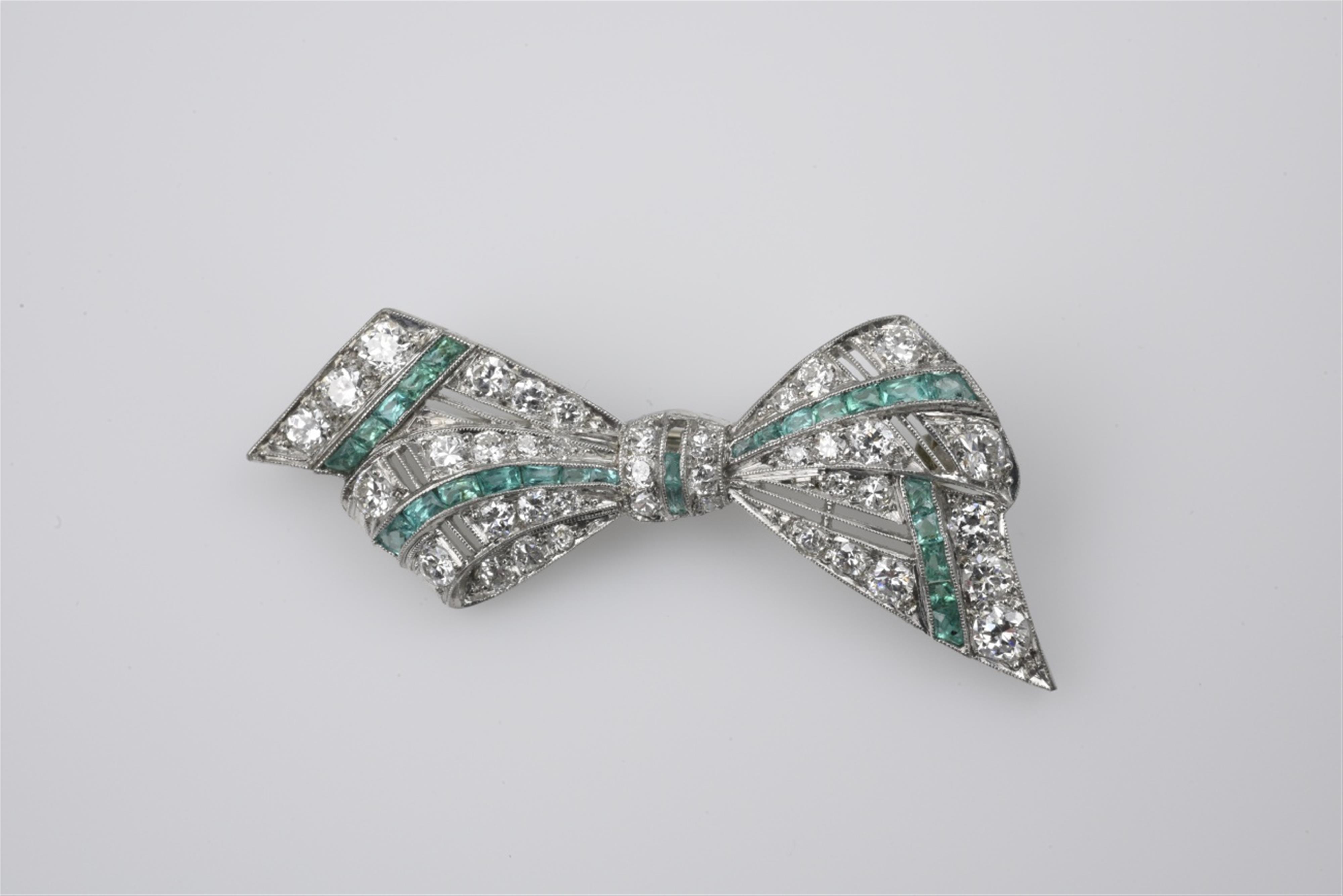 An Art Deco platinum bow brooch - image-1