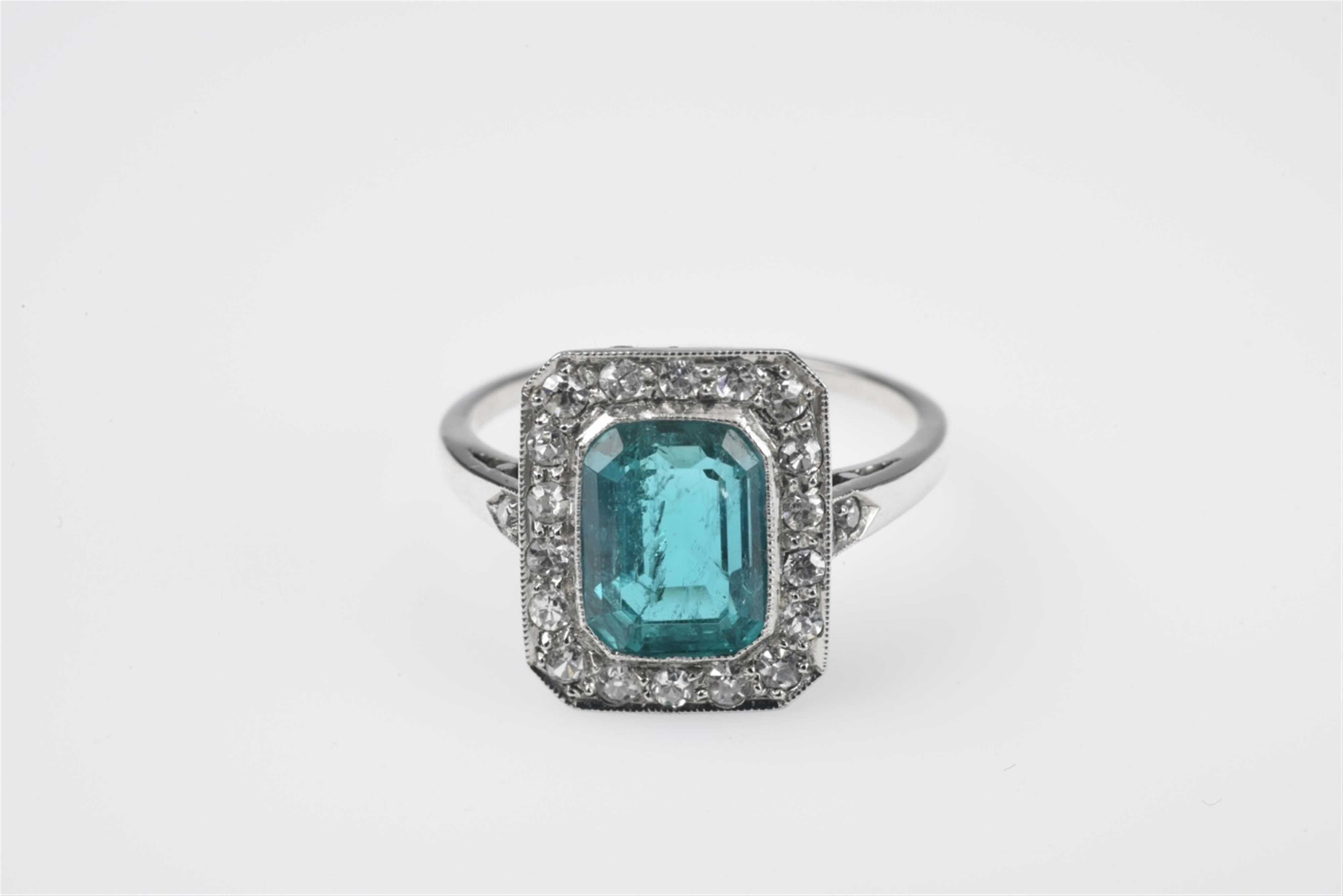 An Art Deco platinum and emerald ring - image-1