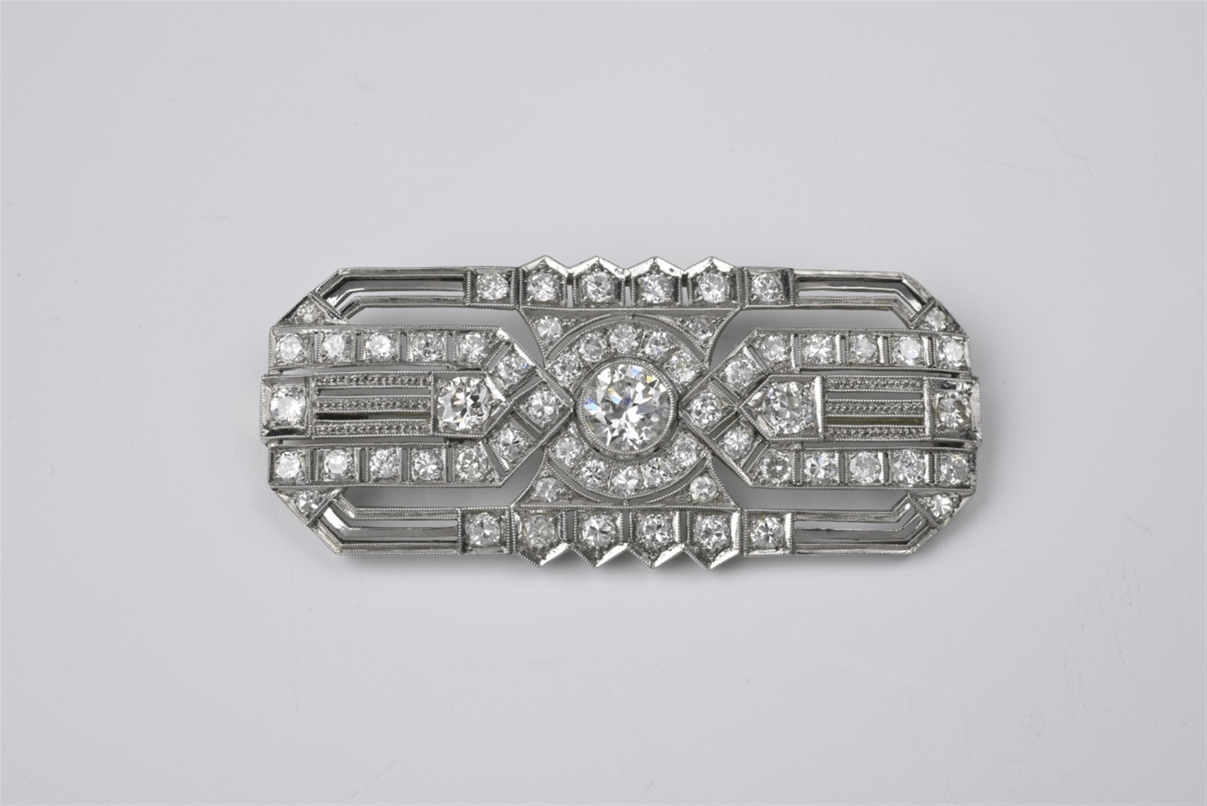 A 14k white gold Art Deco brooch - image-1