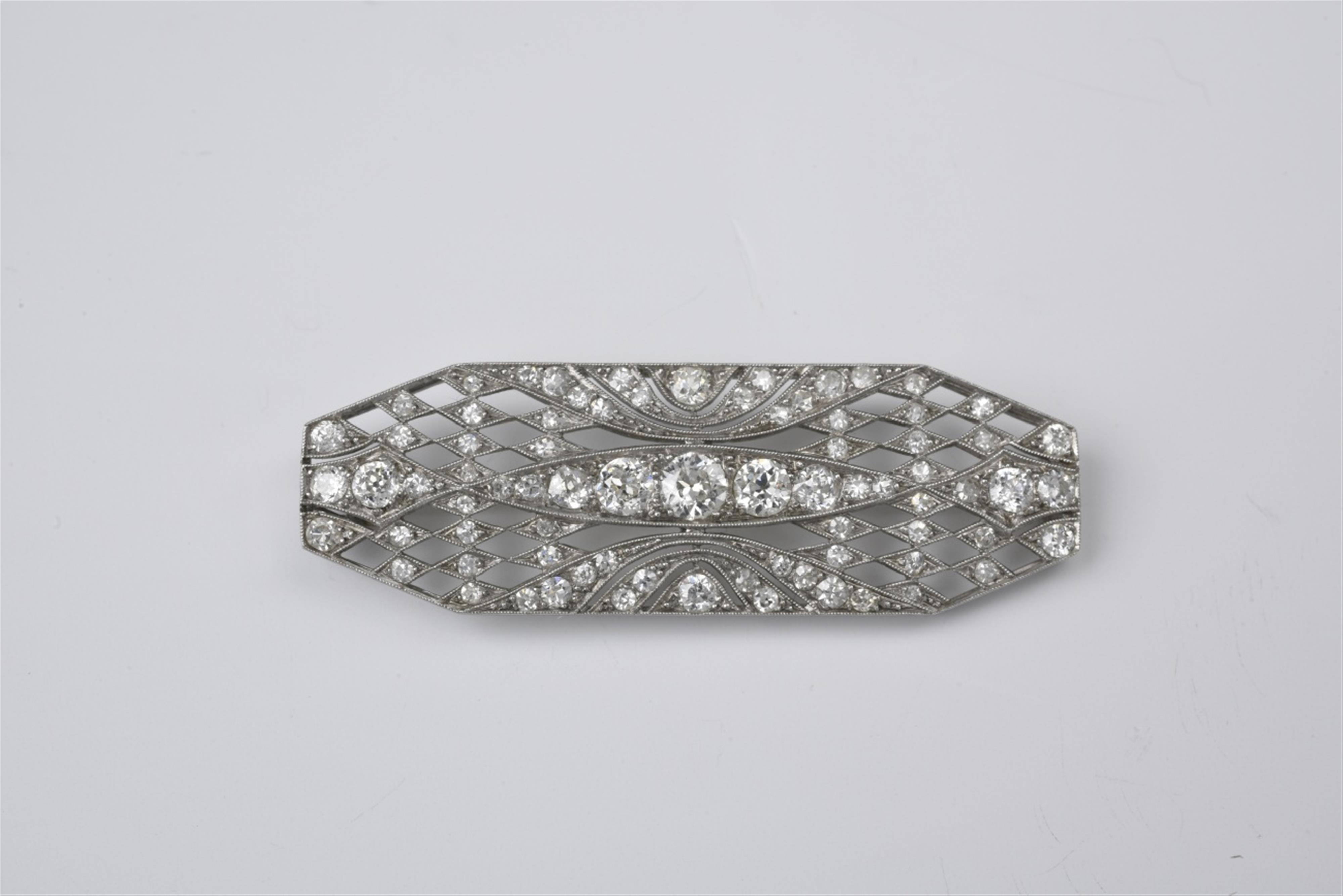 A French Art Deco platinum brooch - image-1