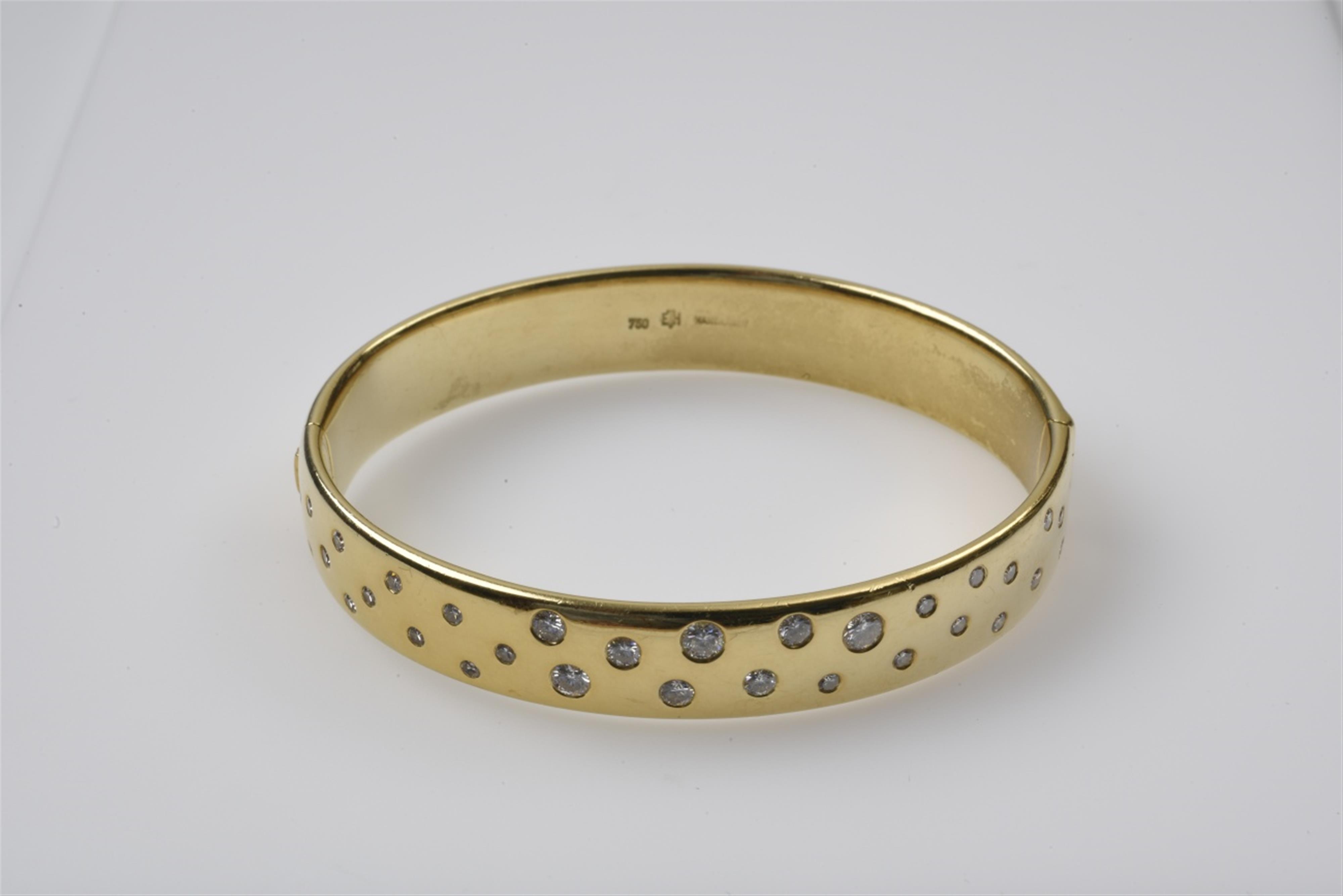 A solid 18k gold and diamond bracelet - image-1
