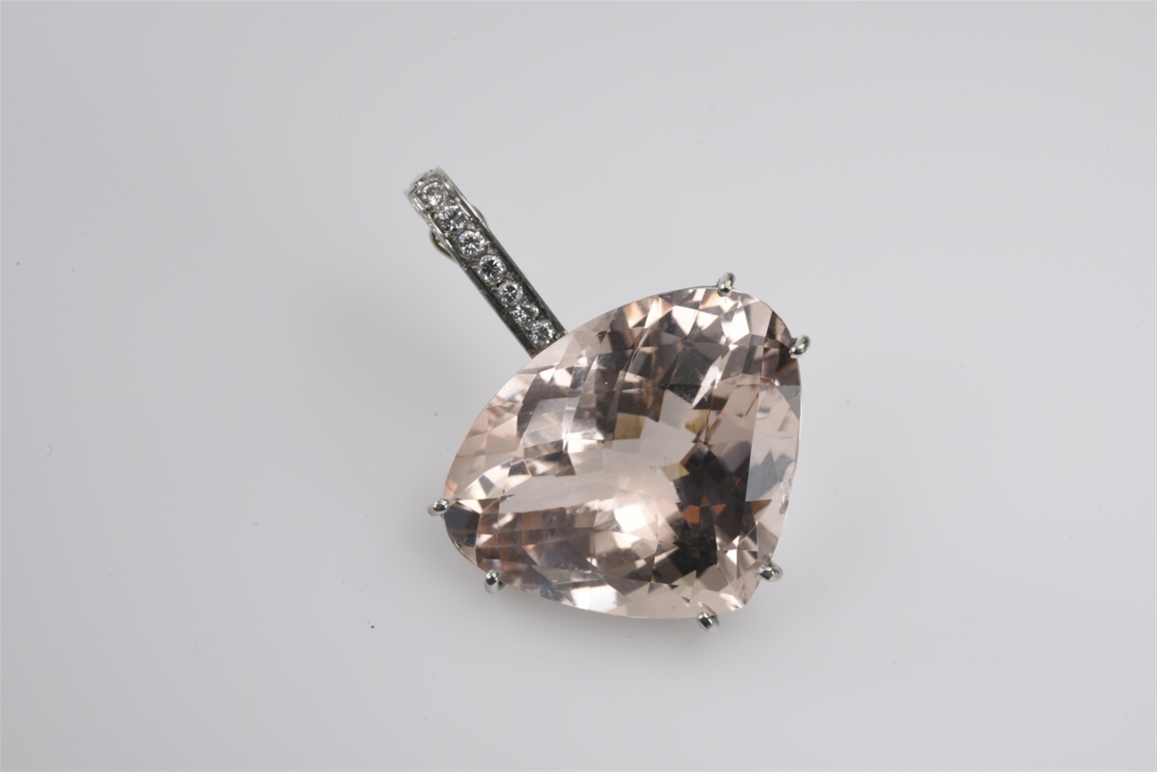 A 18k white gold heart-shaped pendant with a morganite - image-1