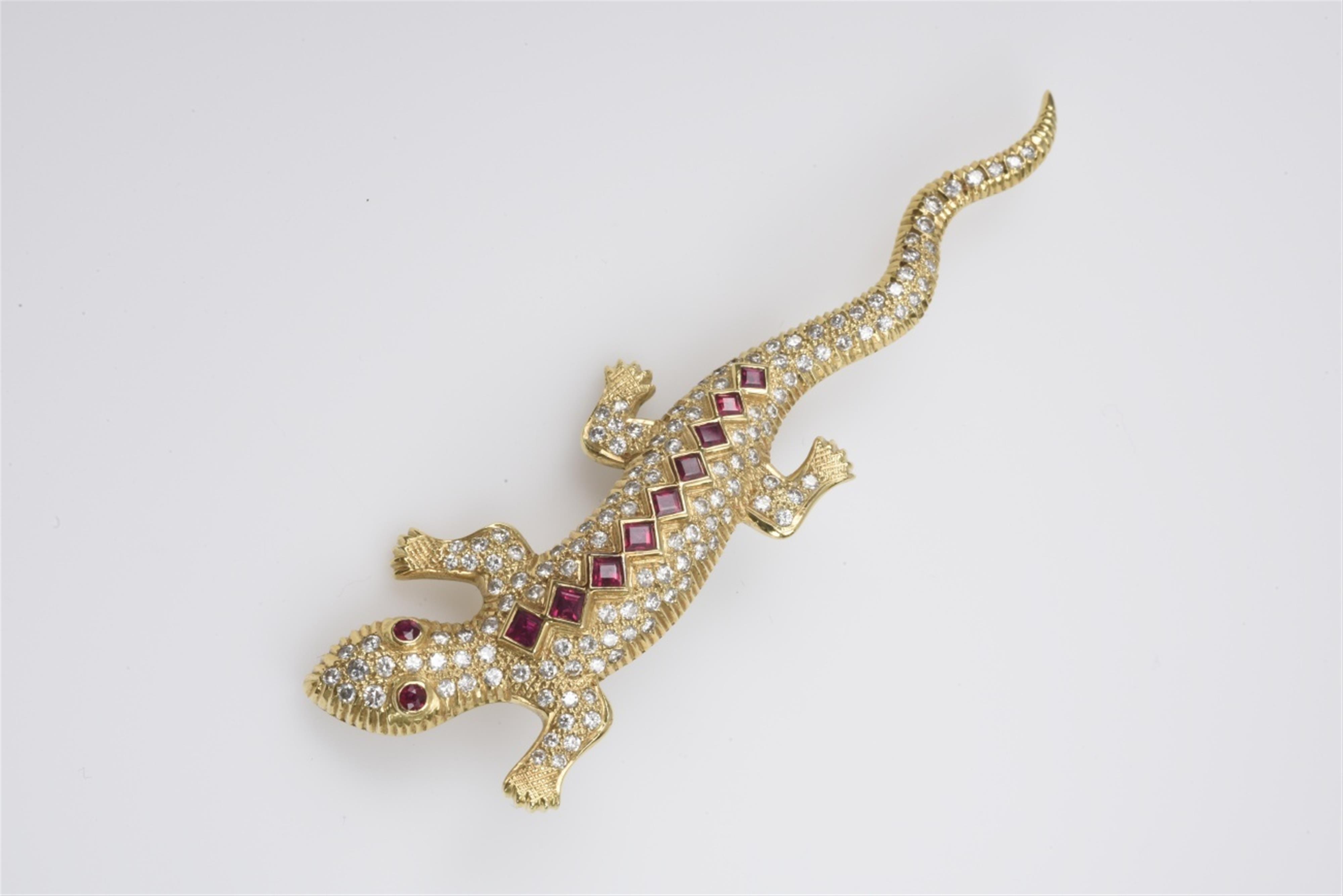 An 18k gold salamander brooch - image-1