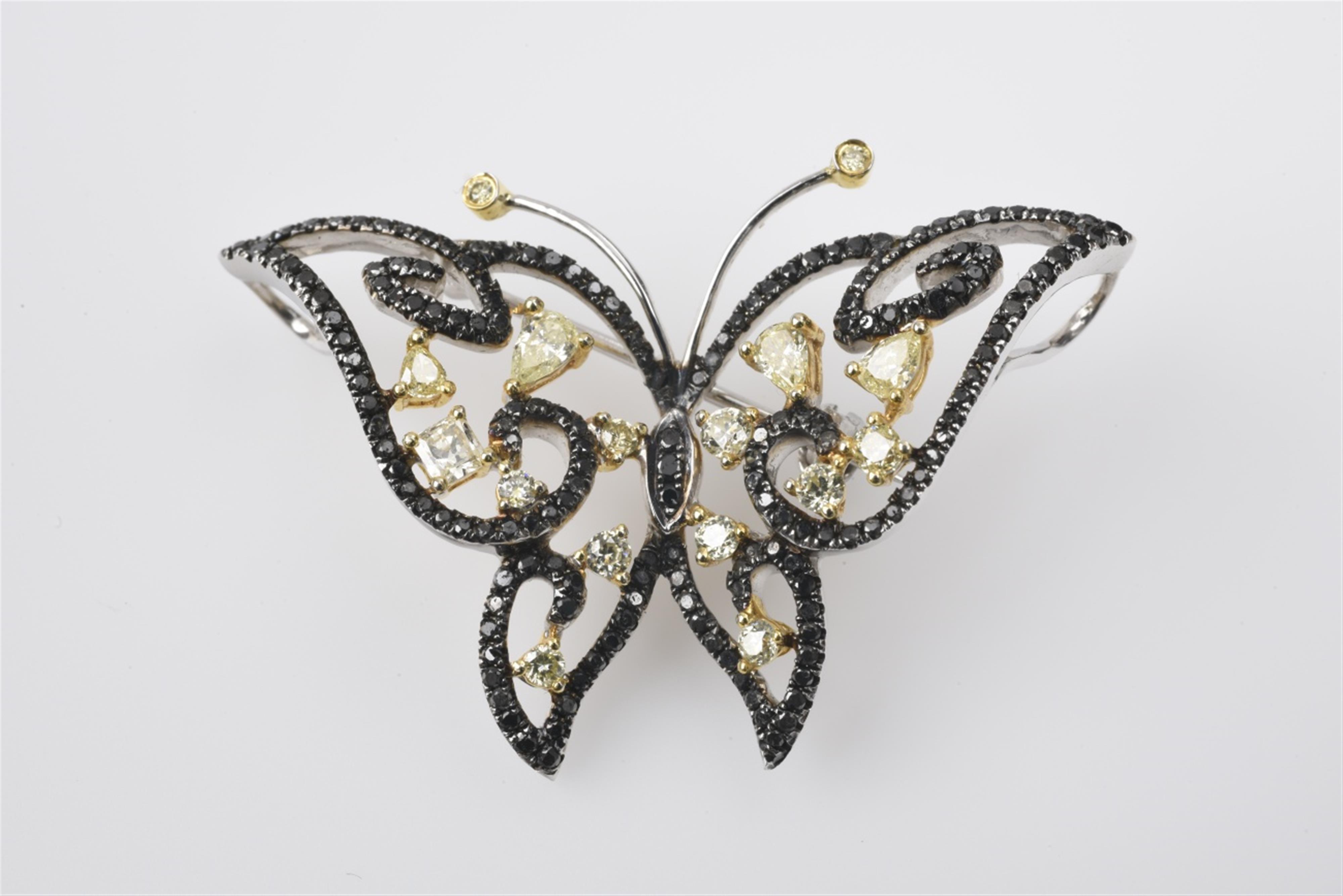 A small 18k gold butterfly brooch - image-1