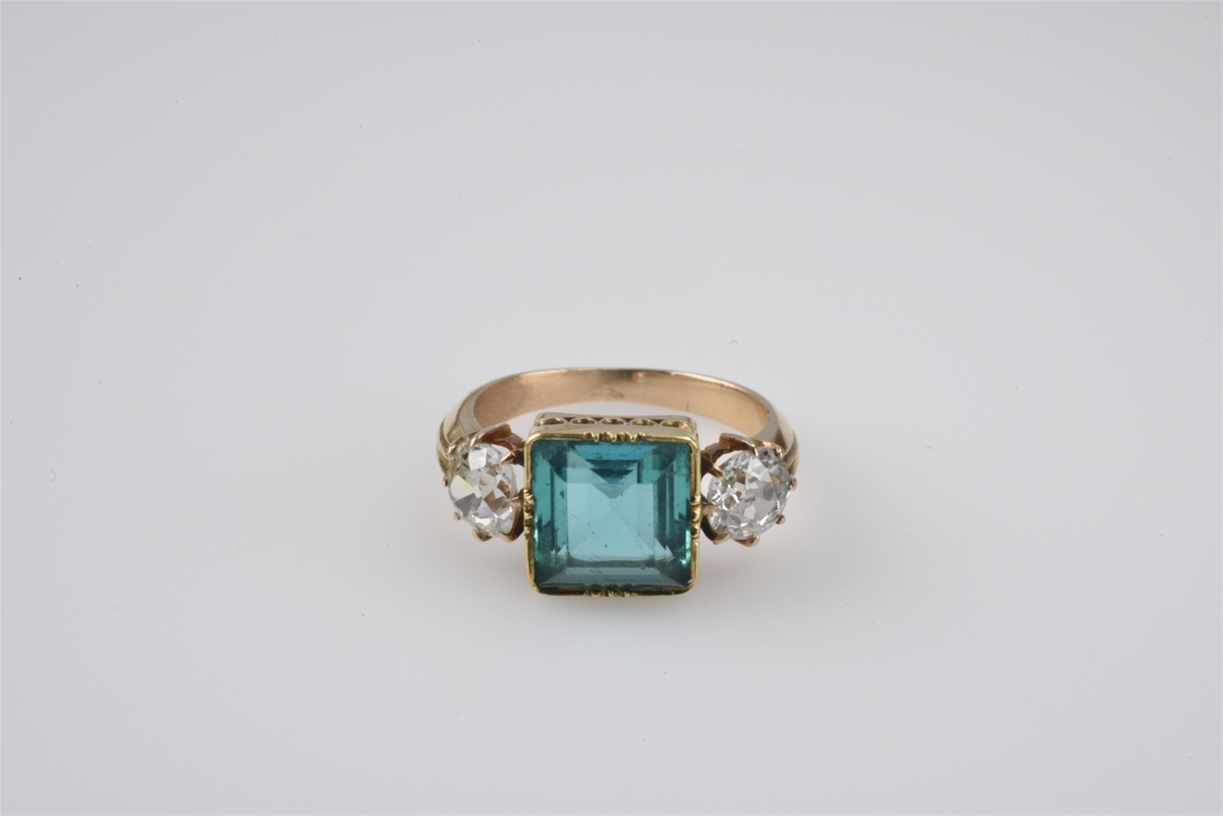 An 18k gold ring with a Colombian emerald - image-1