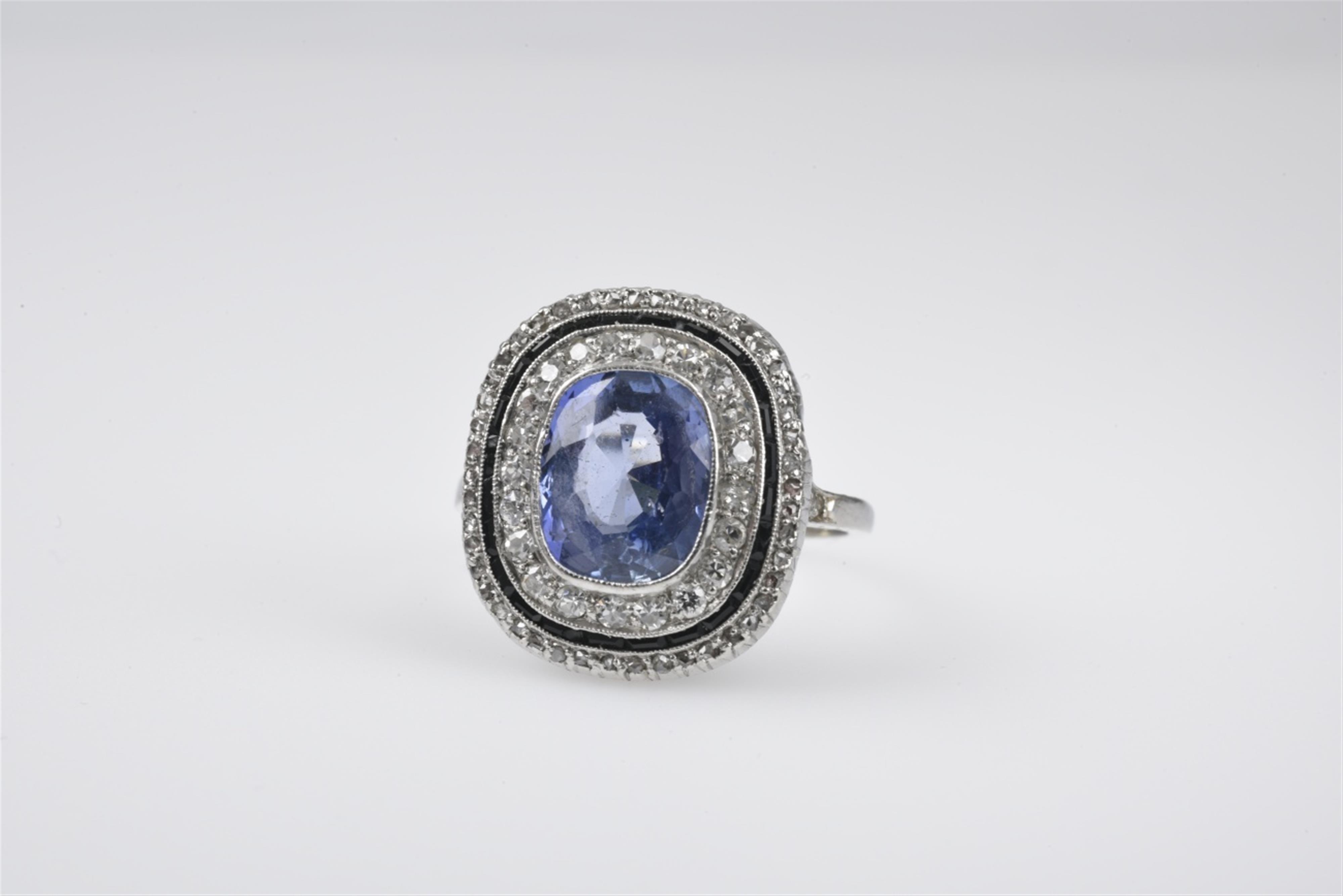 A platinum Art Deco ring with a Ceylon sapphire - image-1