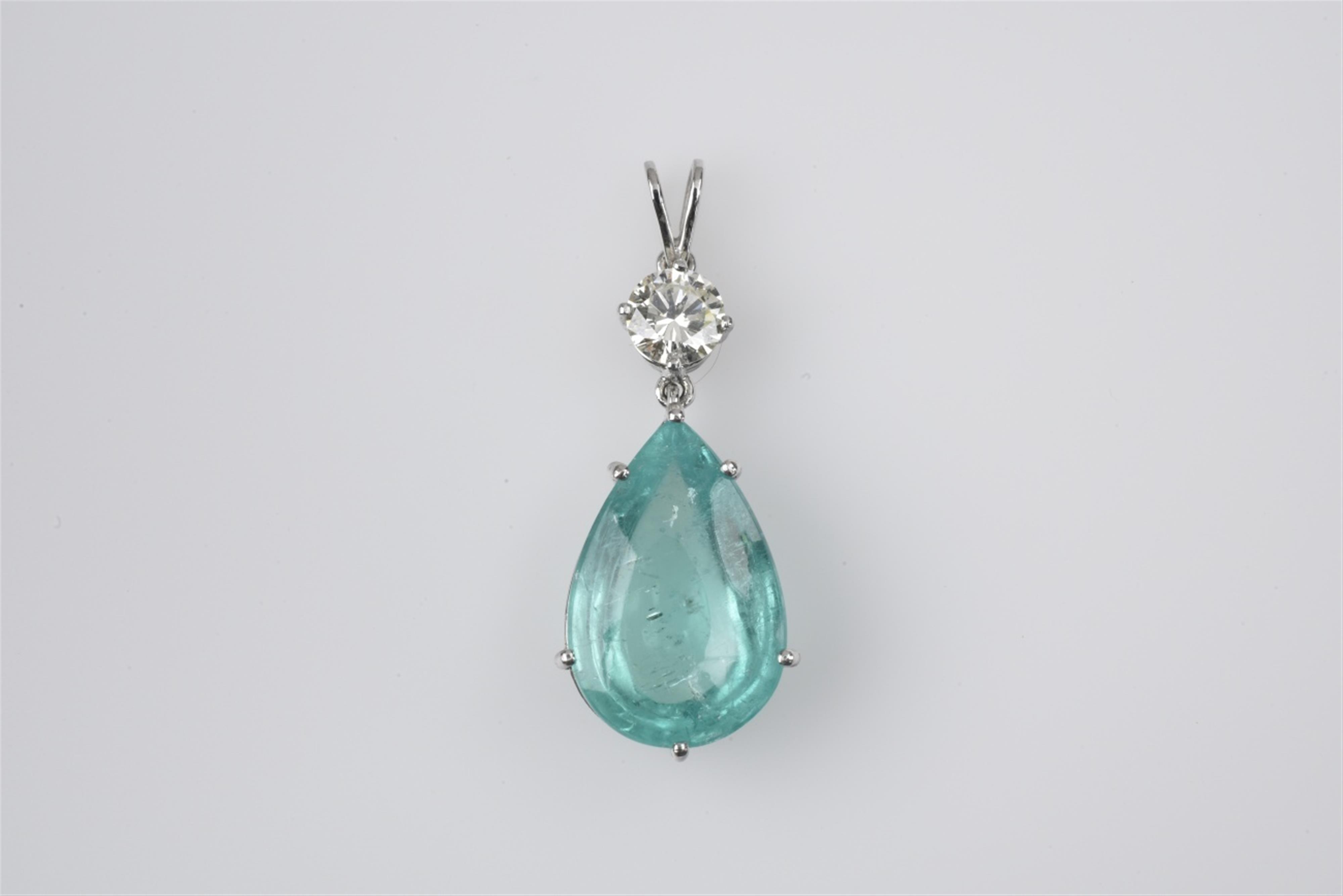 An 18k white gold and emerald pendant - image-1